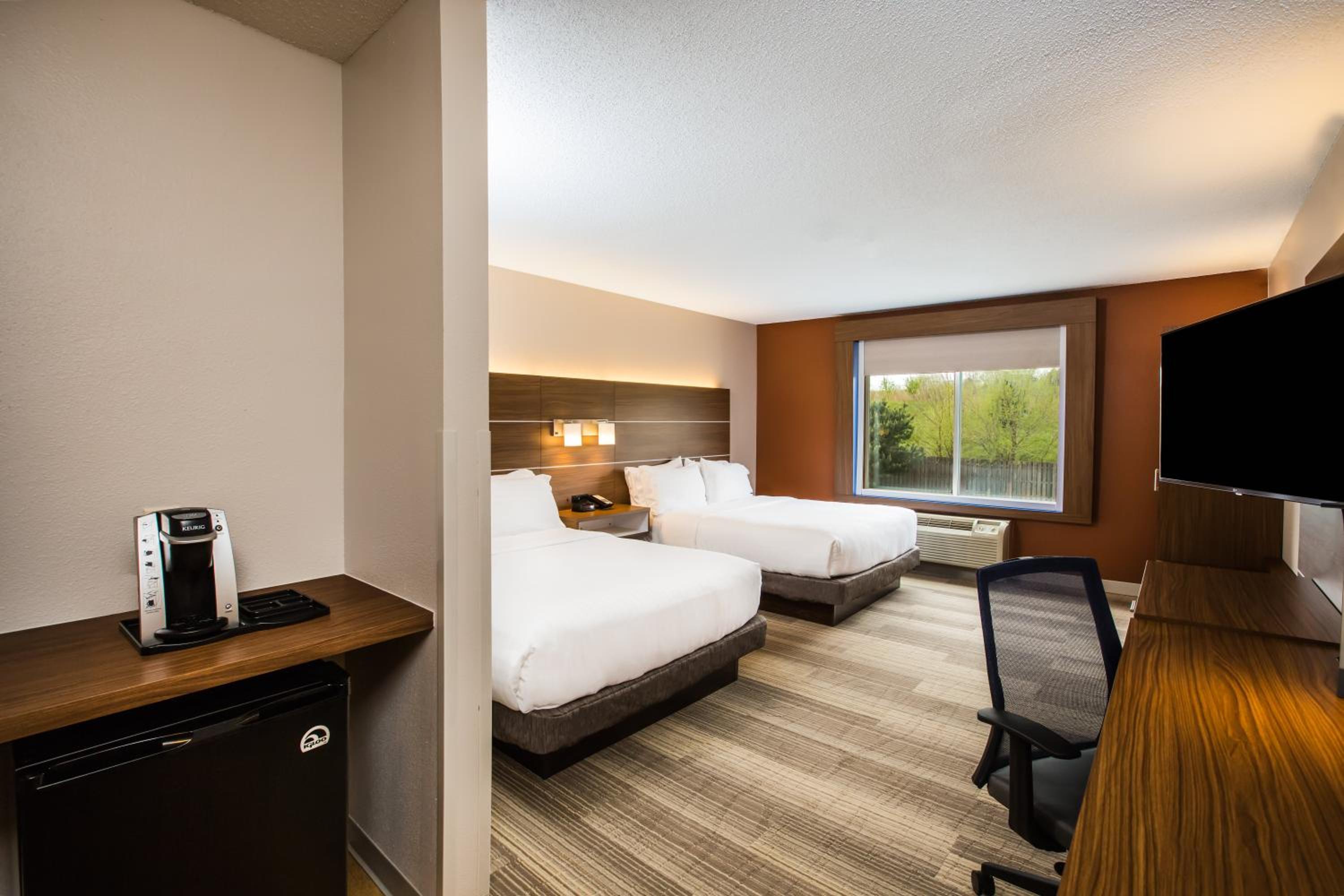 Standard Room with Two Queen Beds - Photo 4
