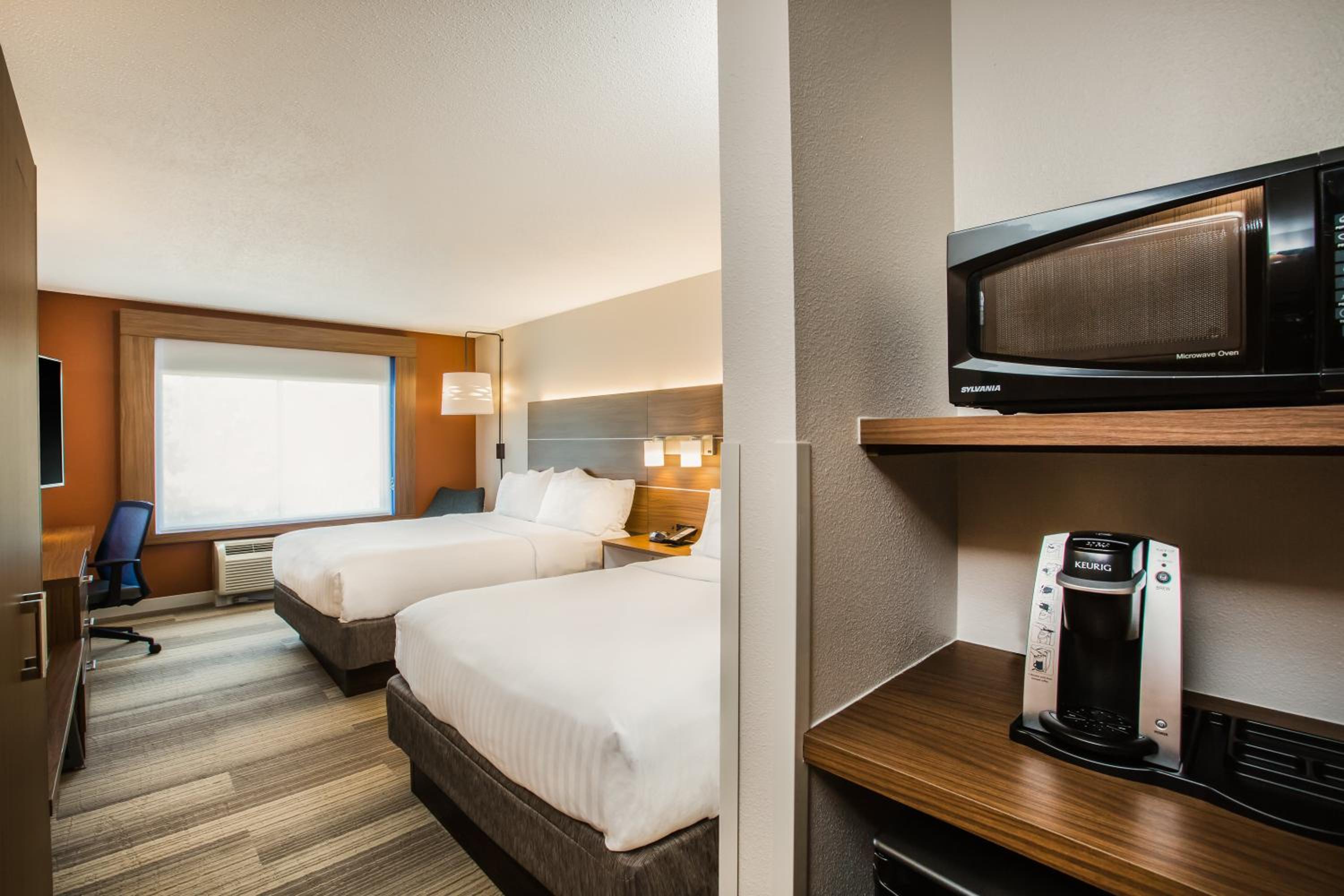 Standard Room with Two Queen Beds - Photo 3