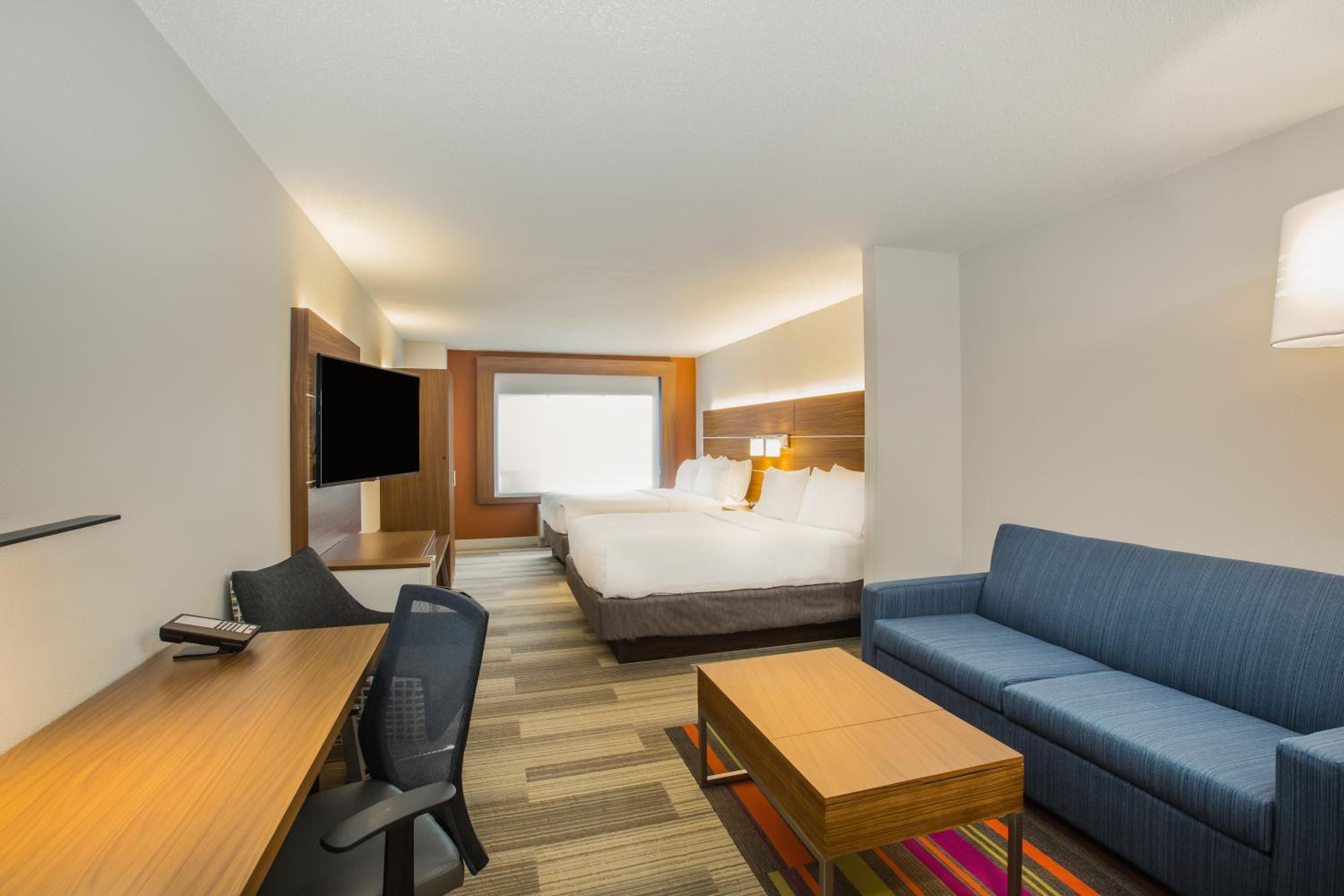 Queen Suite with Two Queen Beds and Sofa Bed - Photo 2