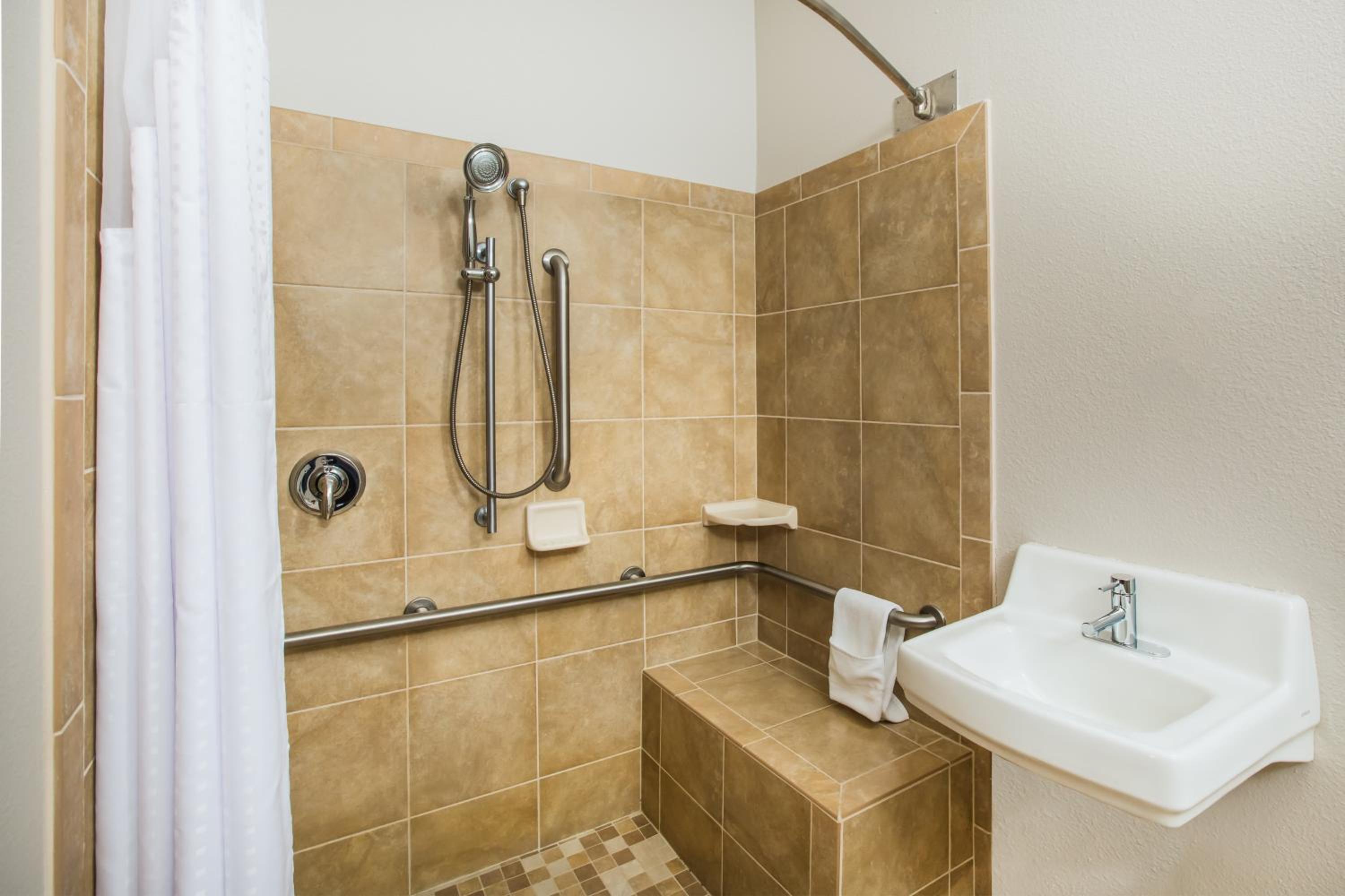 King Room with Hearing Accessible Roll In Shower - Non-Smoking - Photo 4