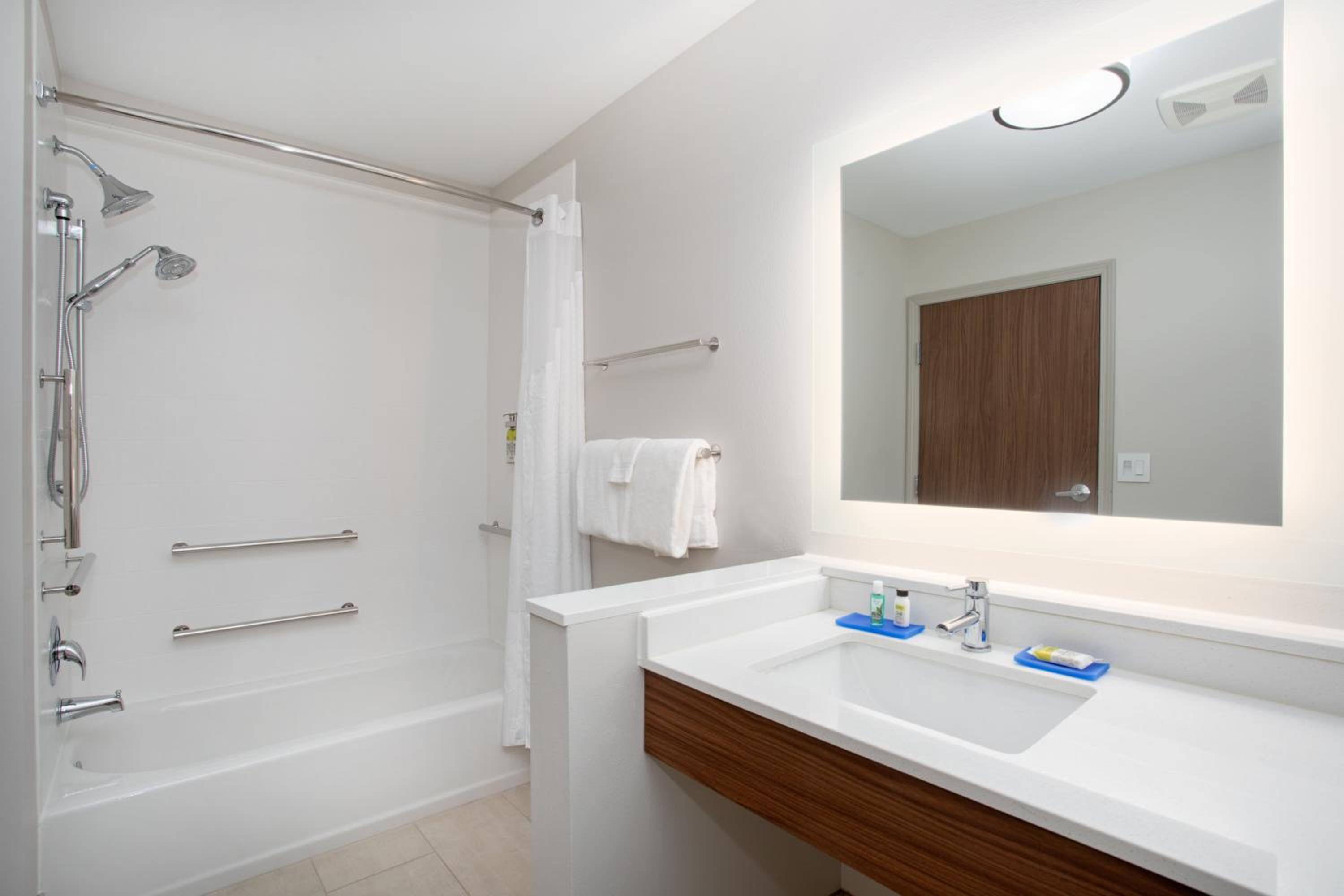 Standard Queen Room with Tub - Mobility Accessible photo 3