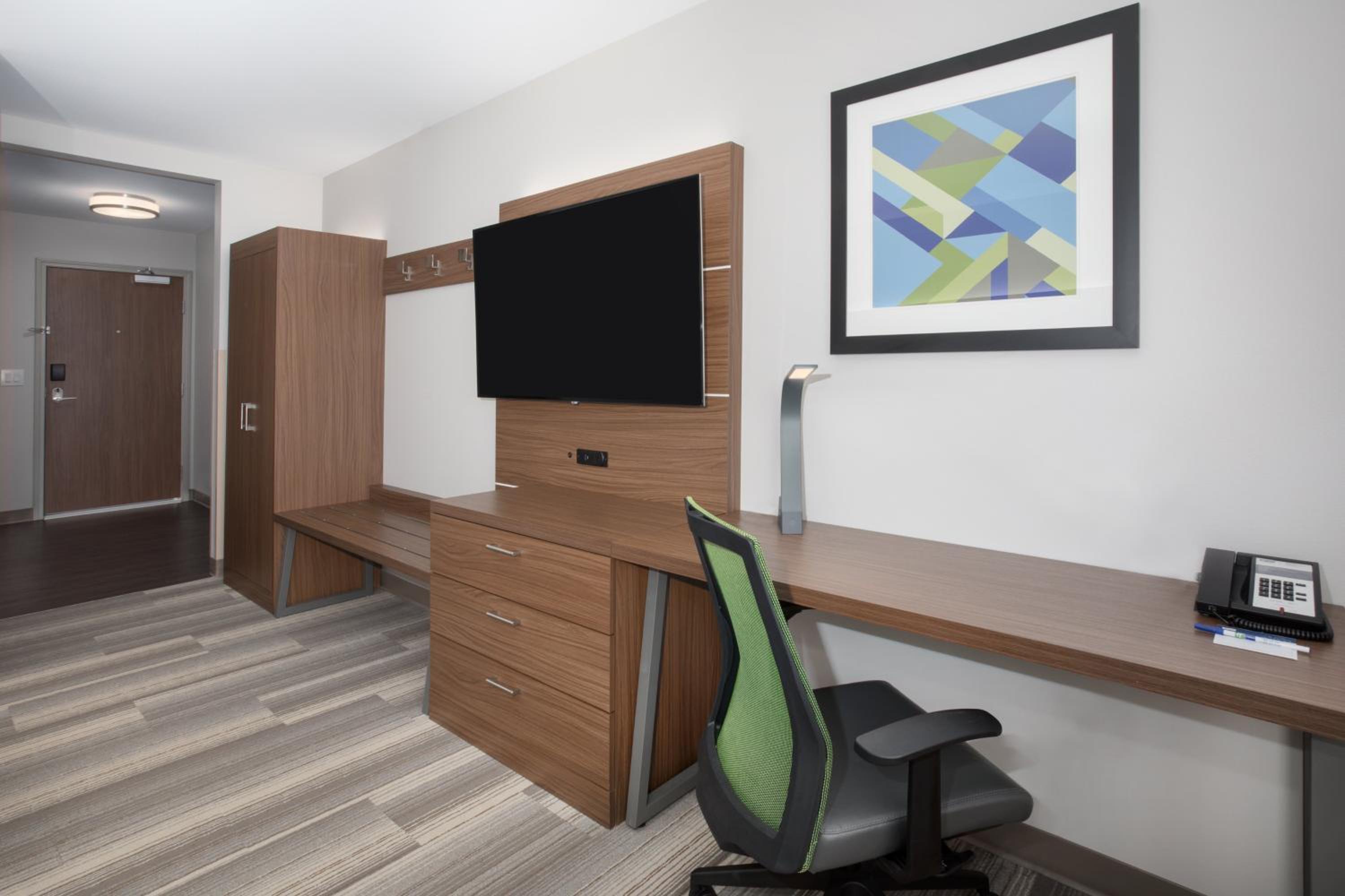 Standard Queen Room with Tub - Mobility Accessible photo 2