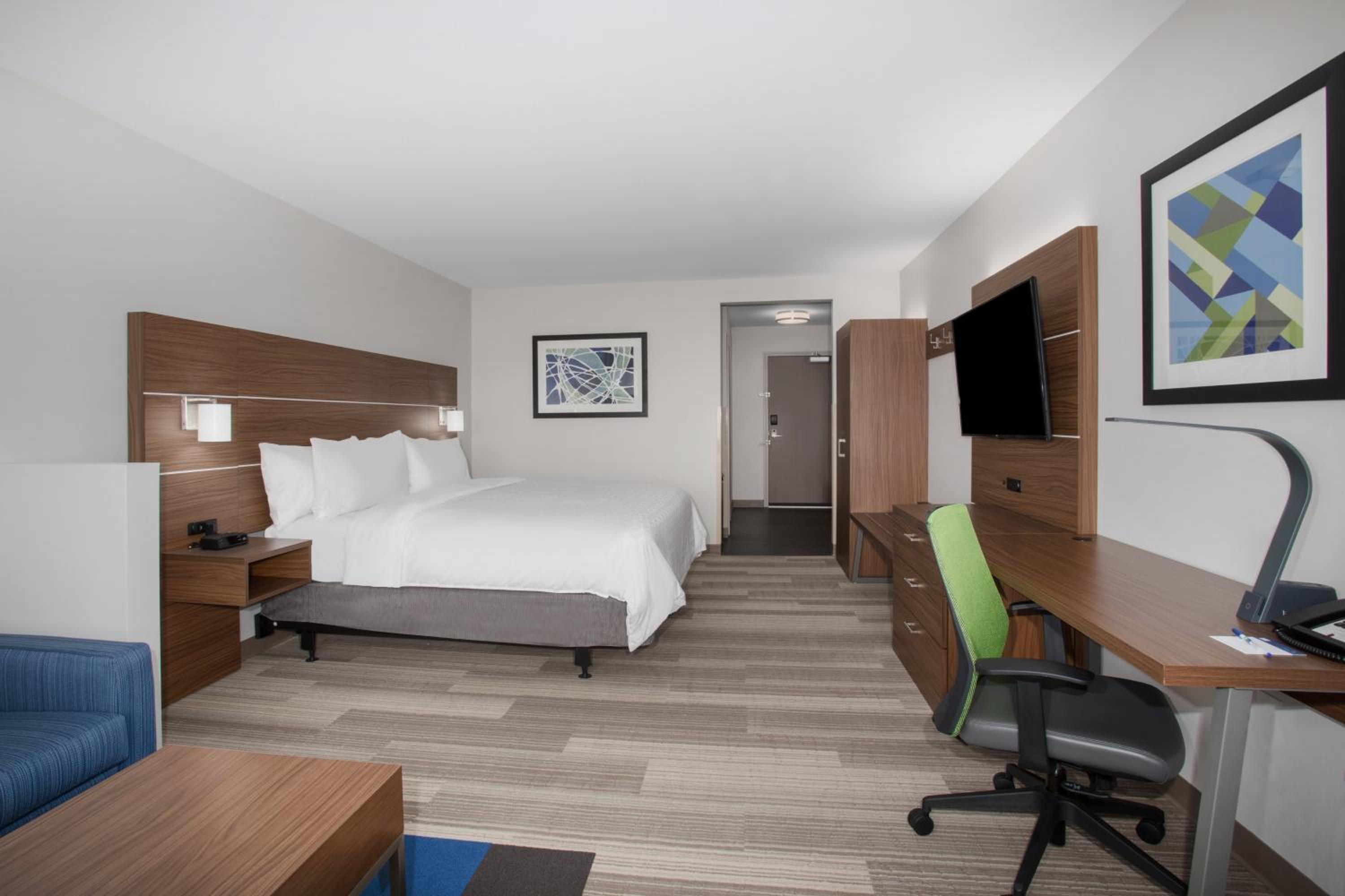 King Suite with Tub and Sofa Bed - Mobility Accessible photo 3