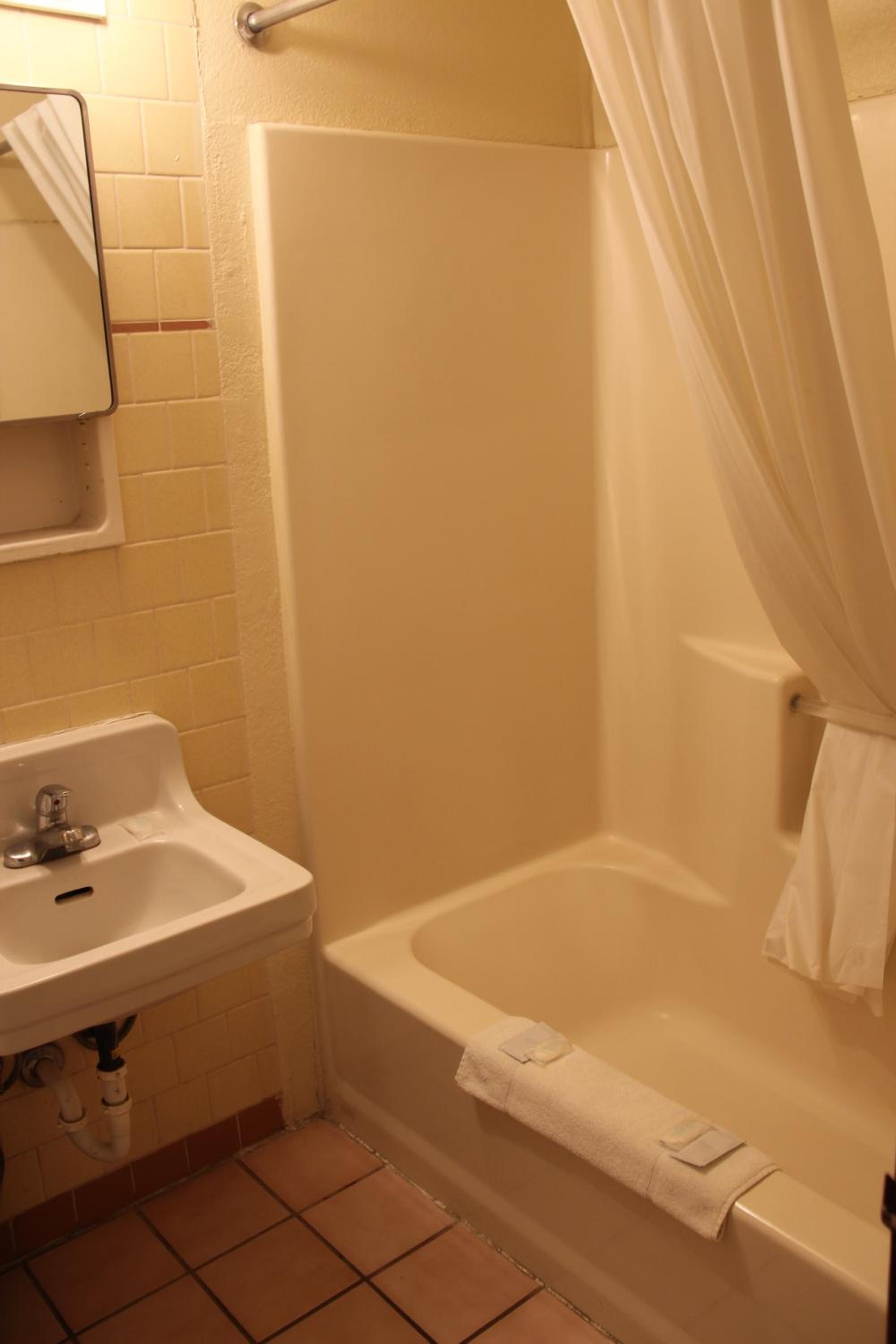 King Room - Non-Smoking - Photo 5