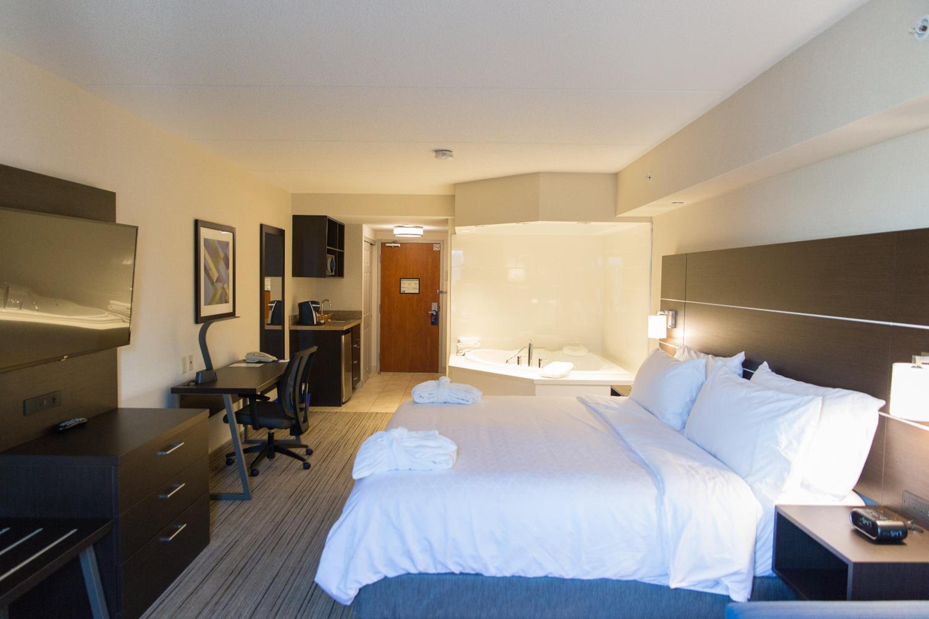 Queen Suite with Whirlpool - Non- Smoking - Photo 1