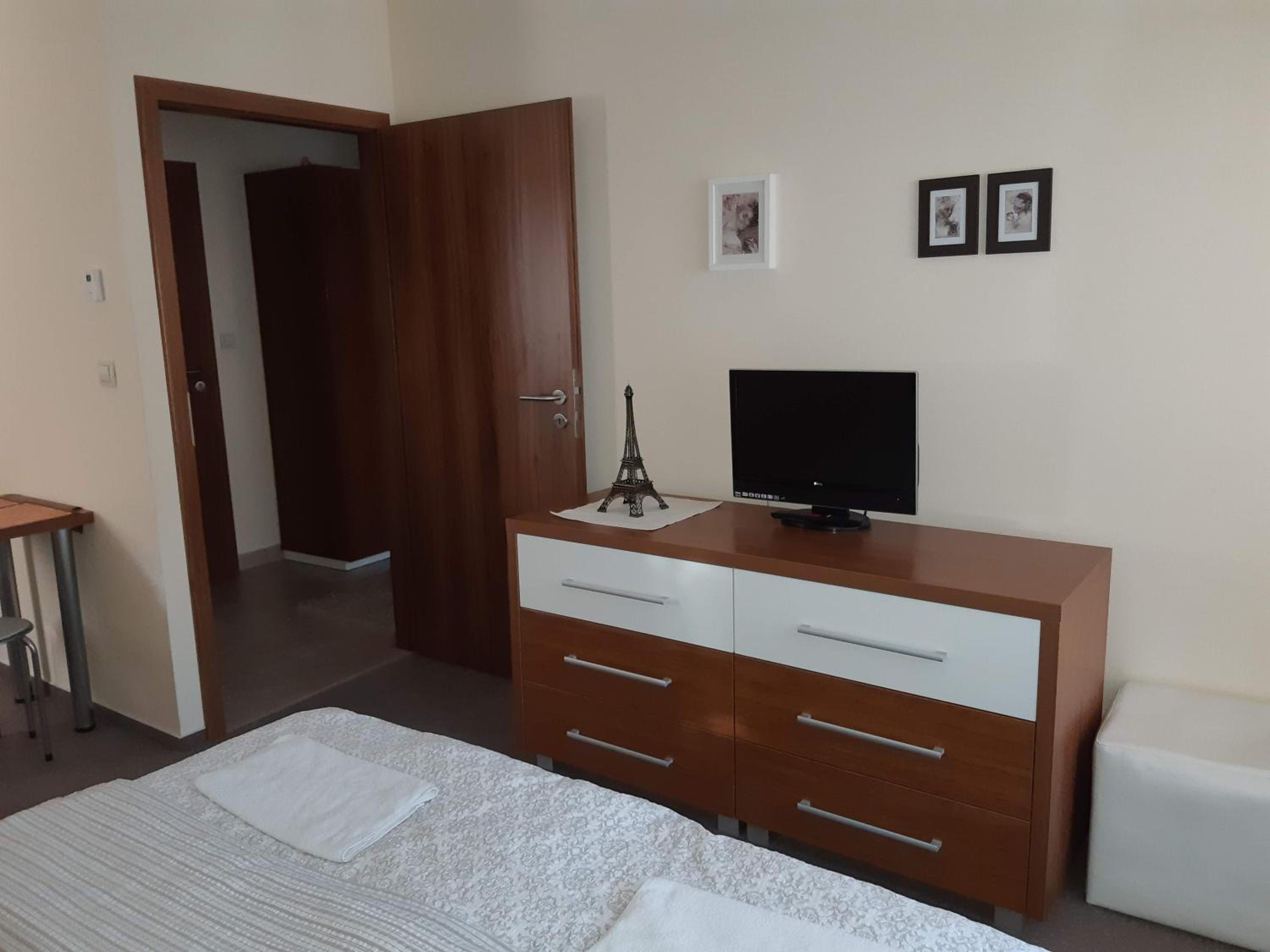 Apartment with Balcony - Photo 3