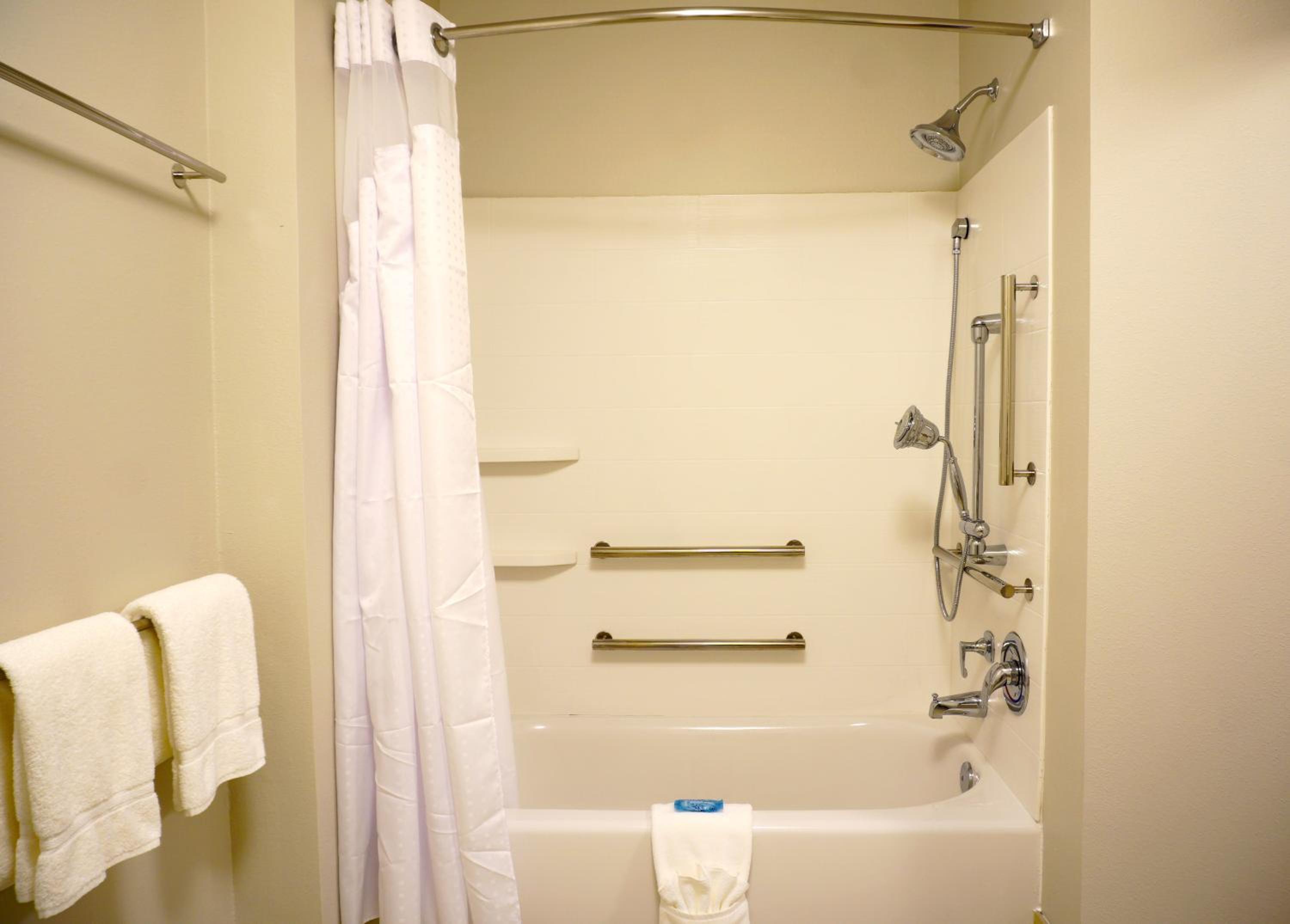 Queen Room with Two Queen Beds - Disability Access with Bath Tub photo 2