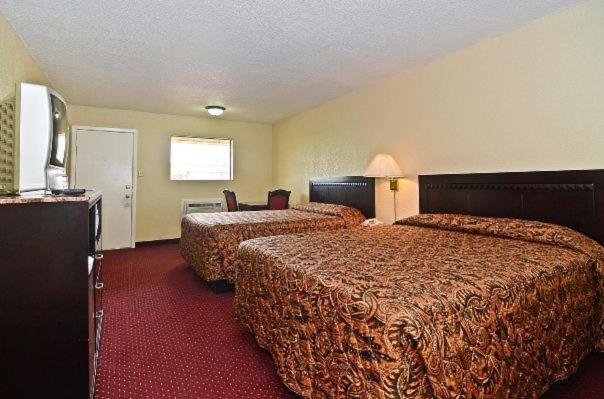 Double Room with Two Queen Beds - Non-Smoking - Photo 1