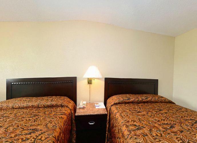Double Room with Two Queen Beds - Non-Smoking - Photo 6