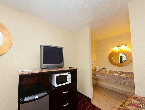 Double Room with Two Queen Beds - Non-Smoking - Photo 3