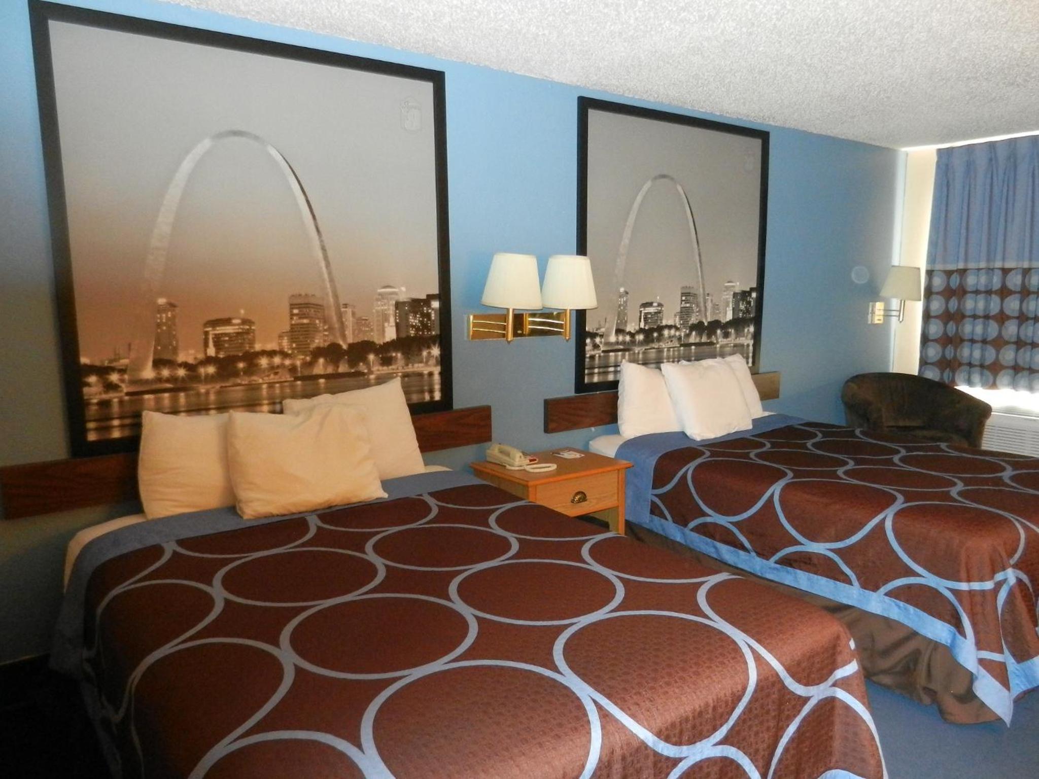 Queen Room with Two Queen Beds - Non-Smoking photo 2