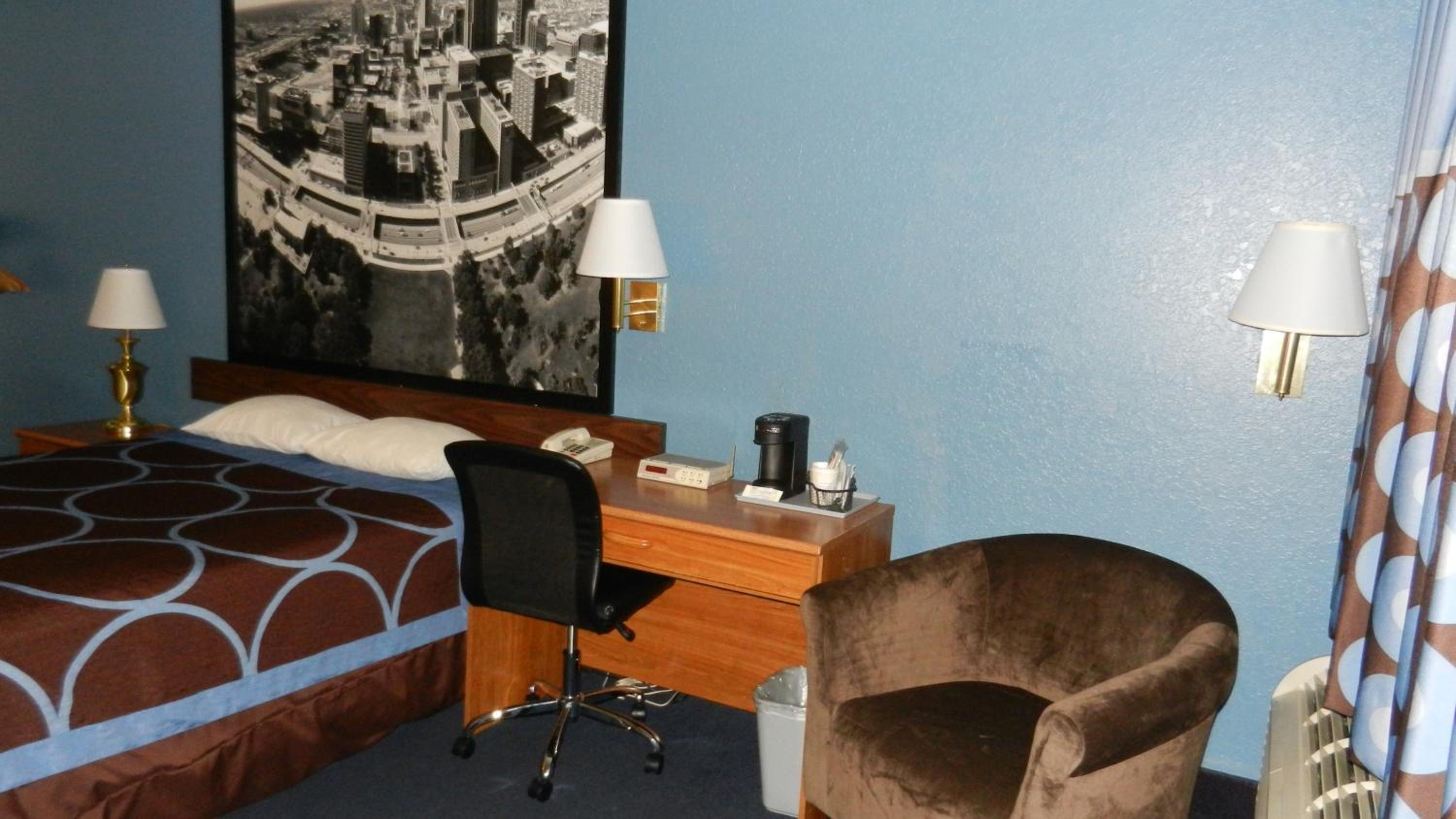 Queen Room - Mobility Access/Non-Smoking photo 3