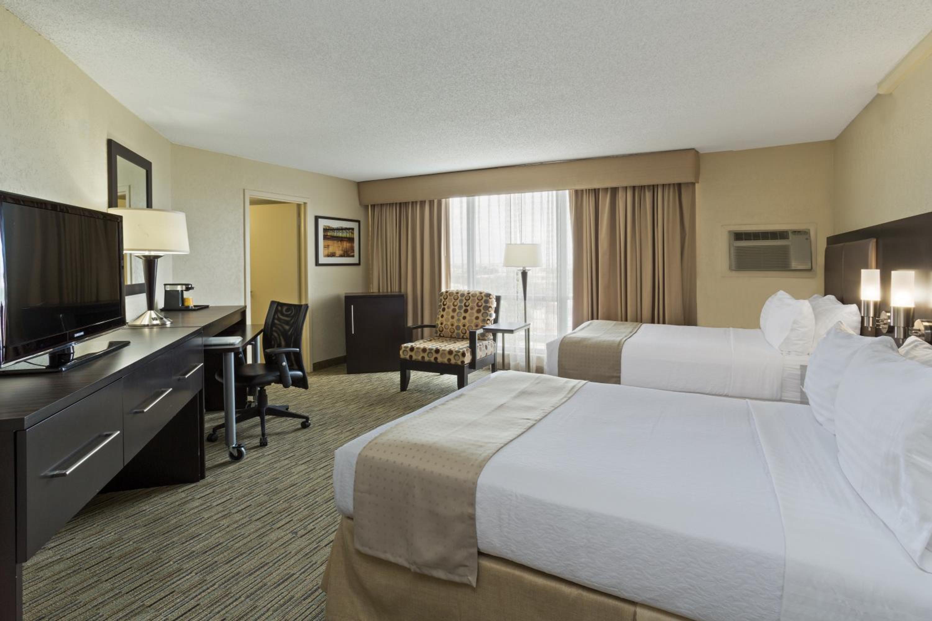 Standard Queen Room with Two Queen Beds and Tub - Mobility/Communications Accessible photo 2