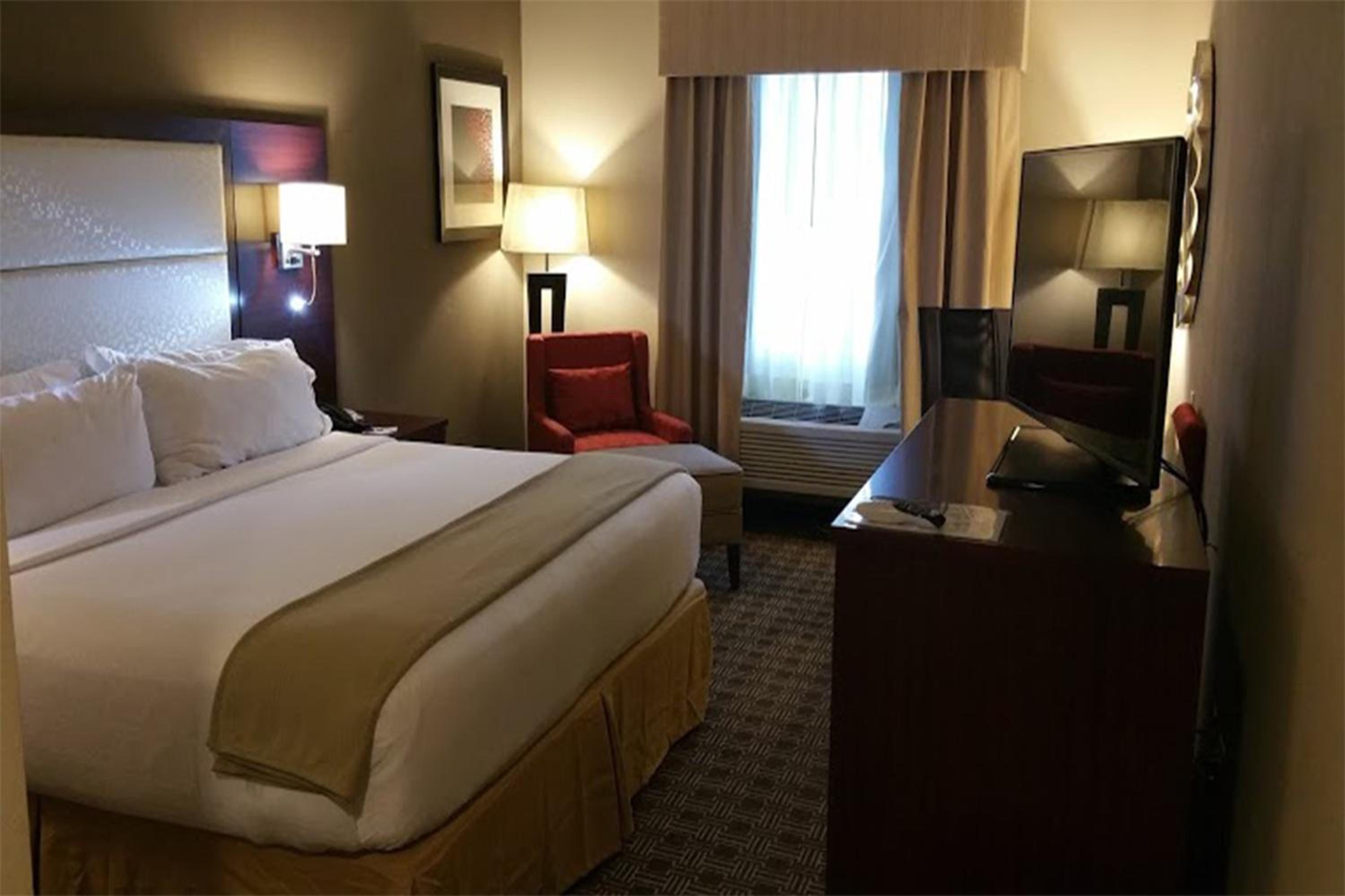 Standard King Room with Roll-in Shower - Mobility Accessible