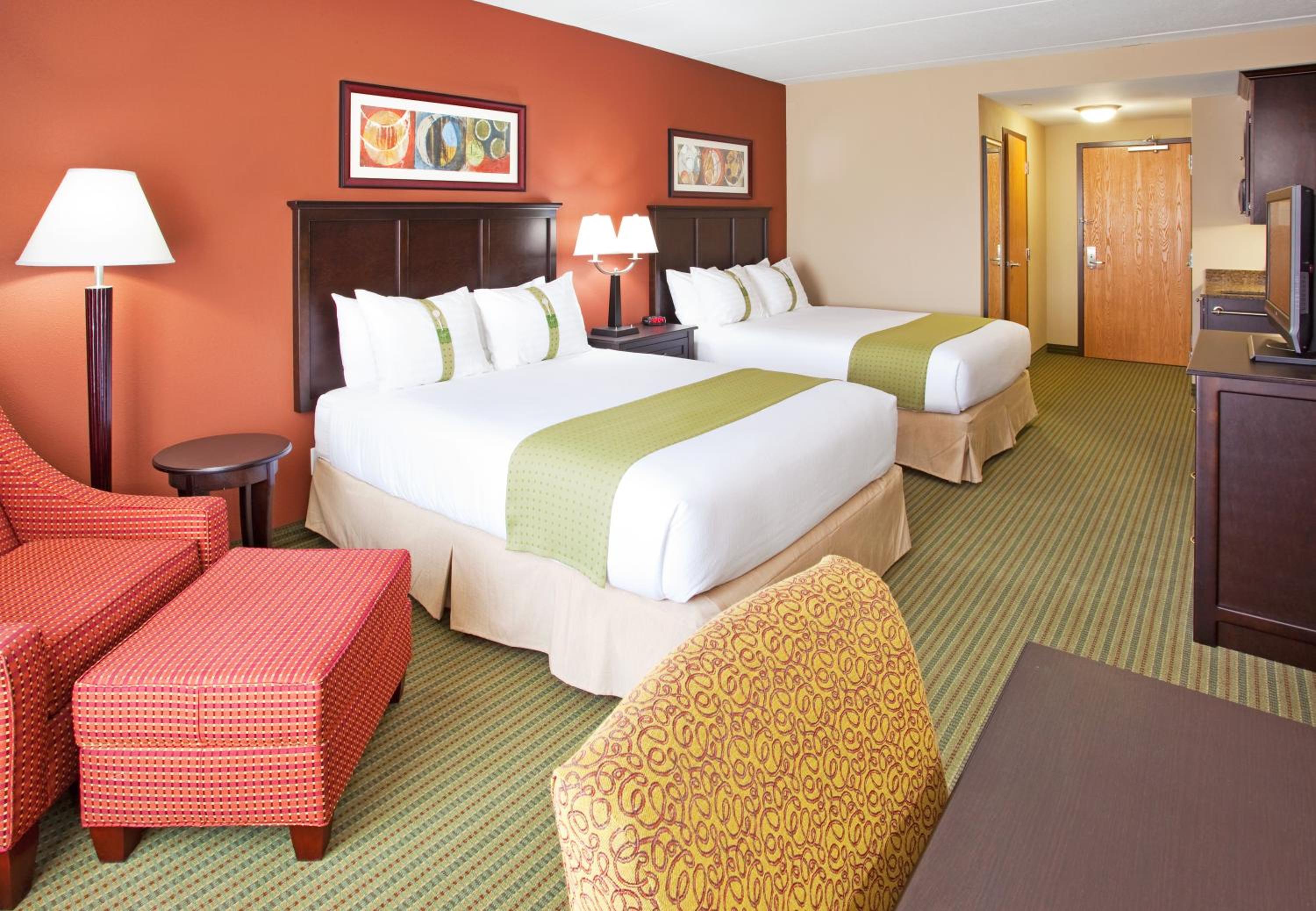 Standard Queen Room with Two Queen Beds - Photo 2