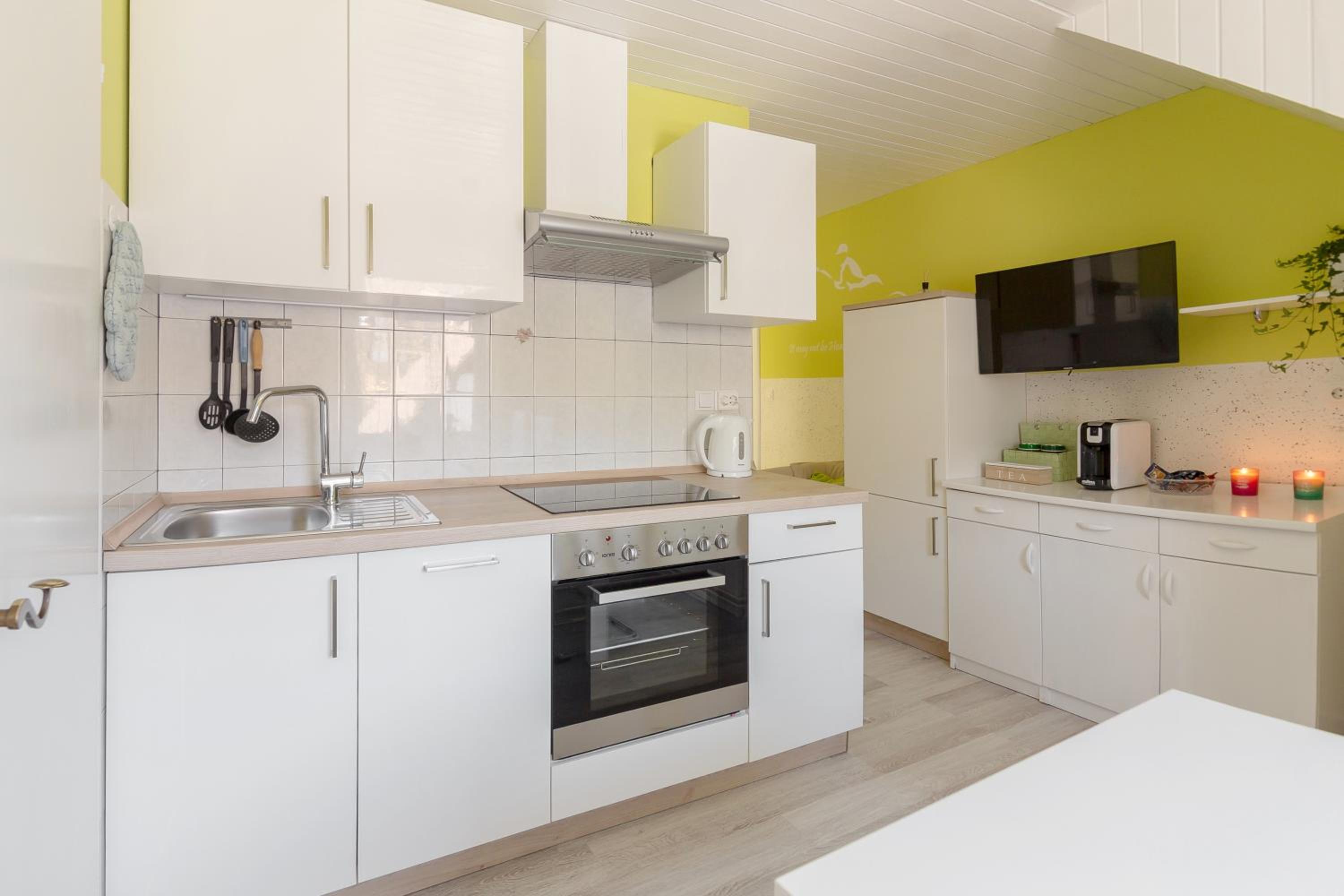Two-Bedroom Apartment with Balcony and Mountain View photo 3