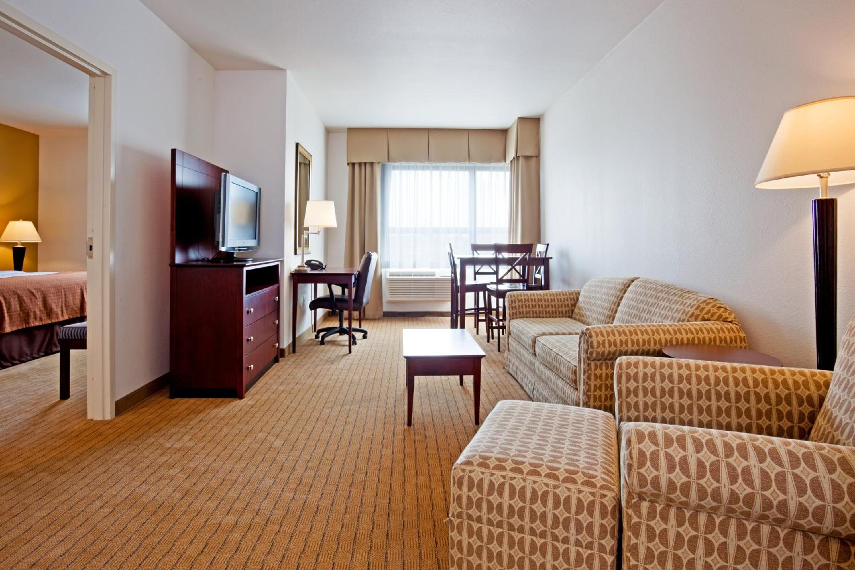 One-Bedroom King Suite - Photo 4