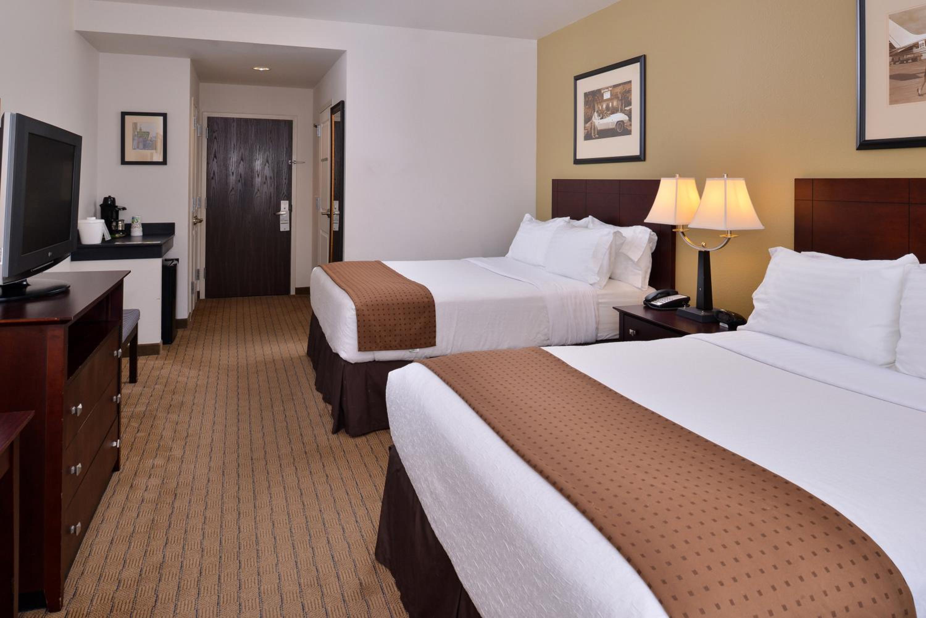Standard Queen Room with Two Queen Beds - Photo 4