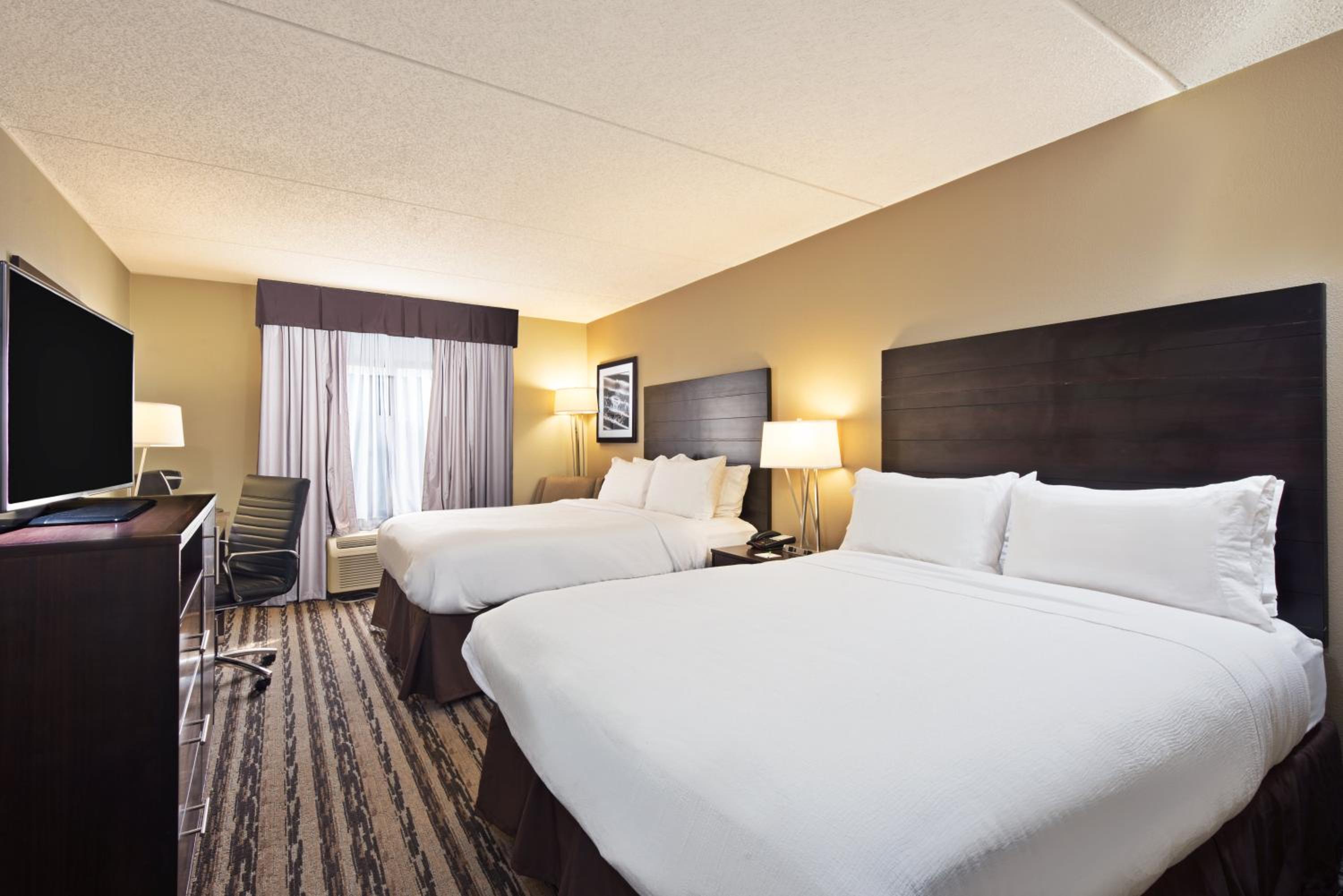 Standard Queen Room with Two Queen Beds - Photo 6