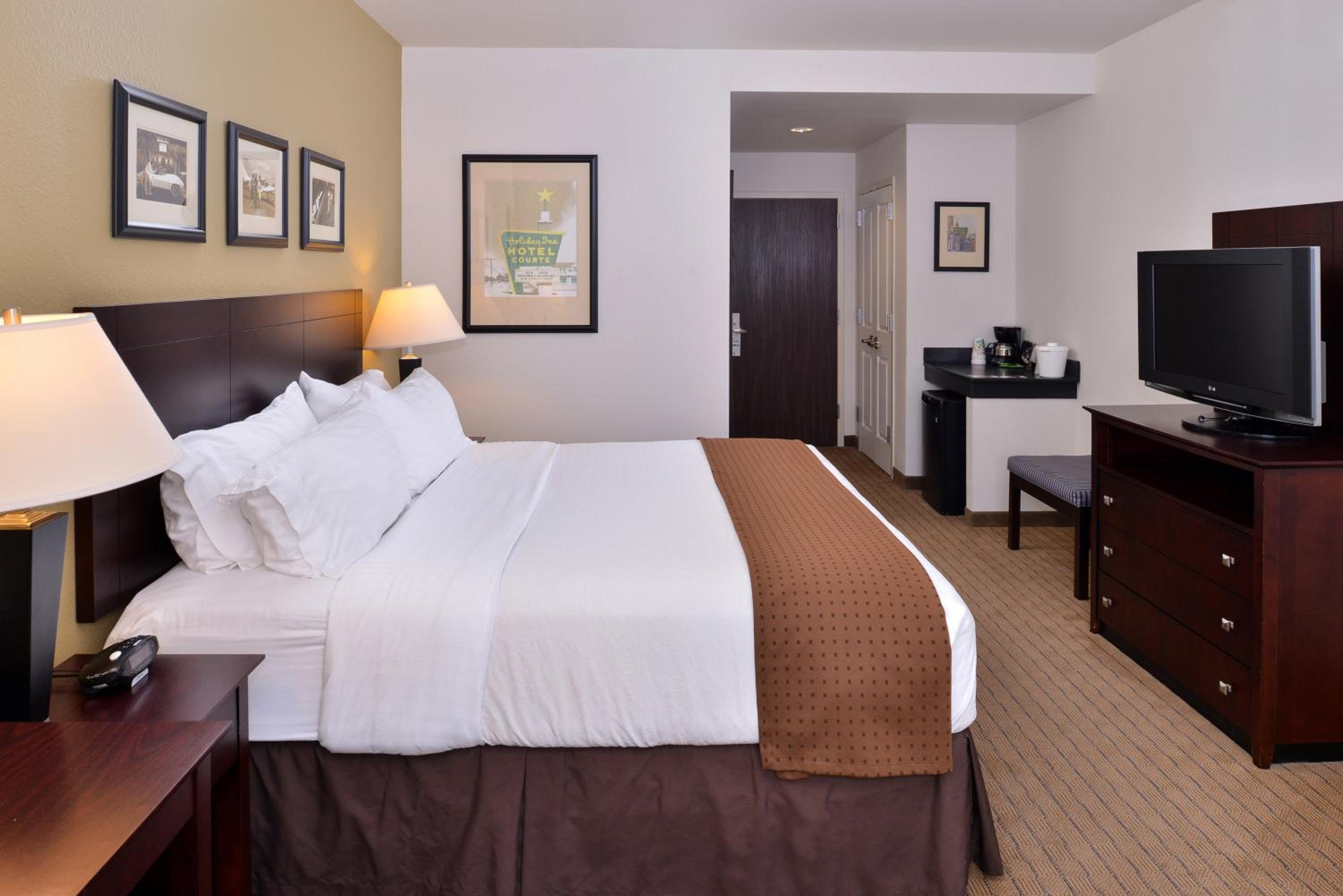 Standard King Room - Photo 4