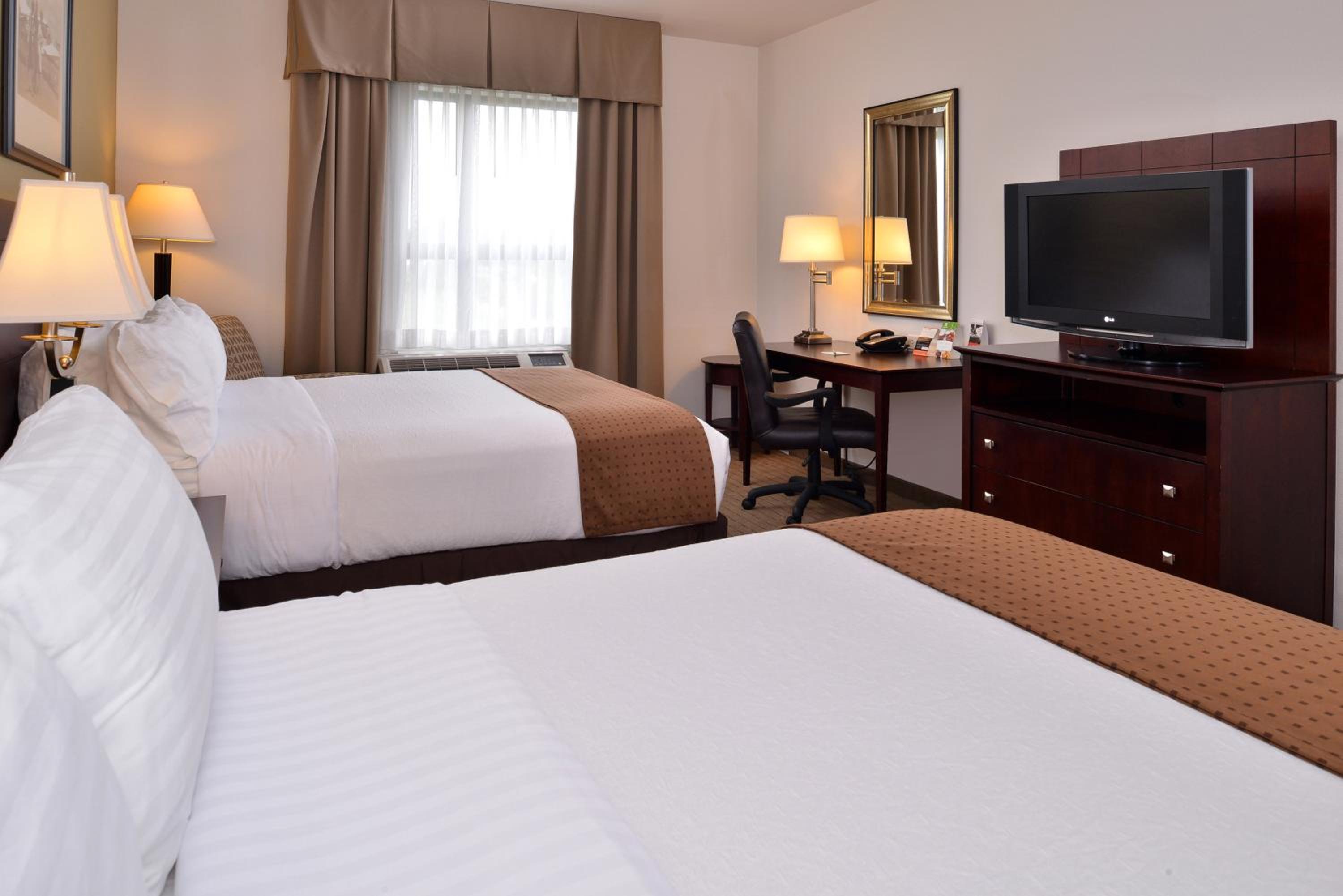 Standard Queen Room with Two Queen Beds - Photo 2