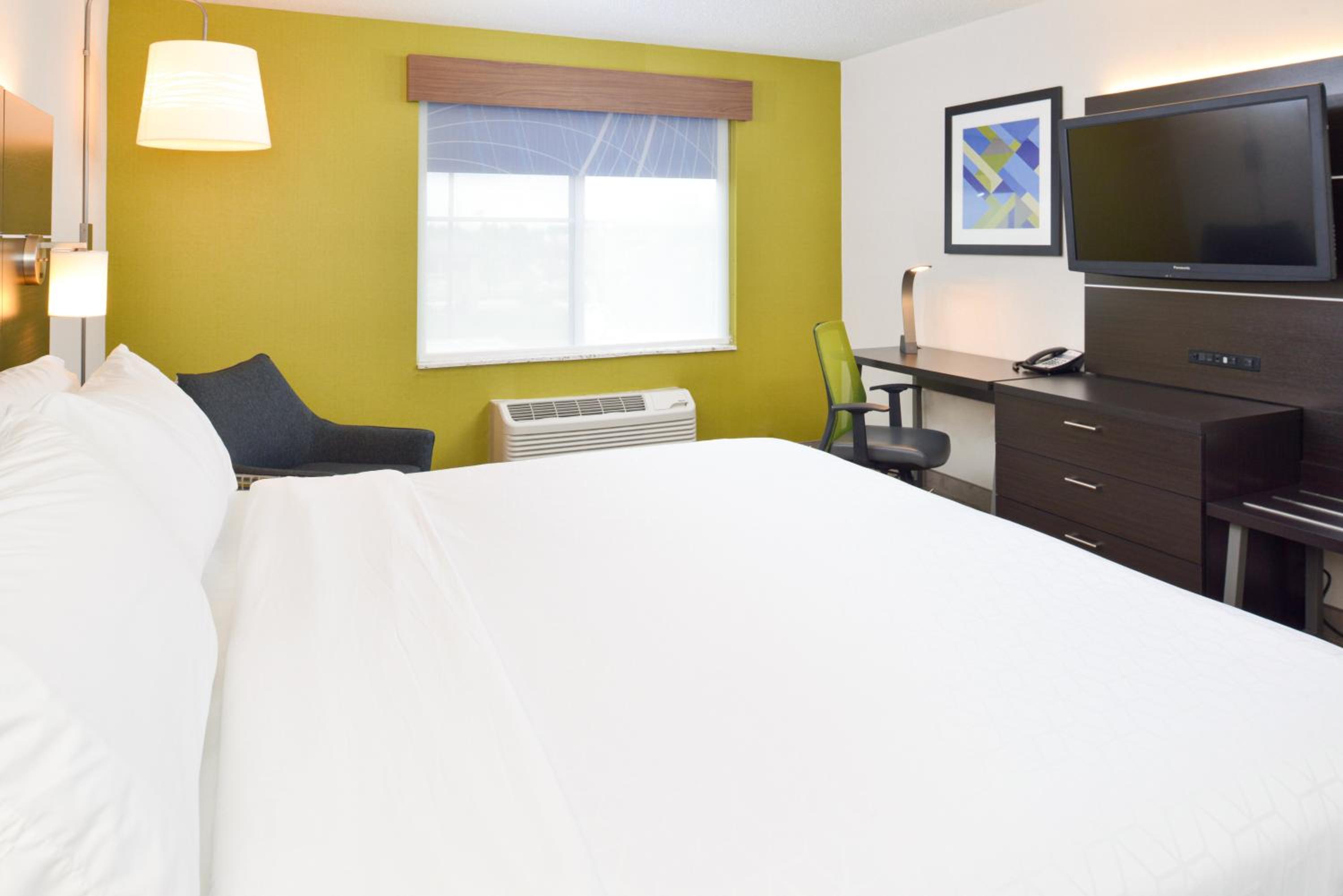 Standard King Room - Photo 10