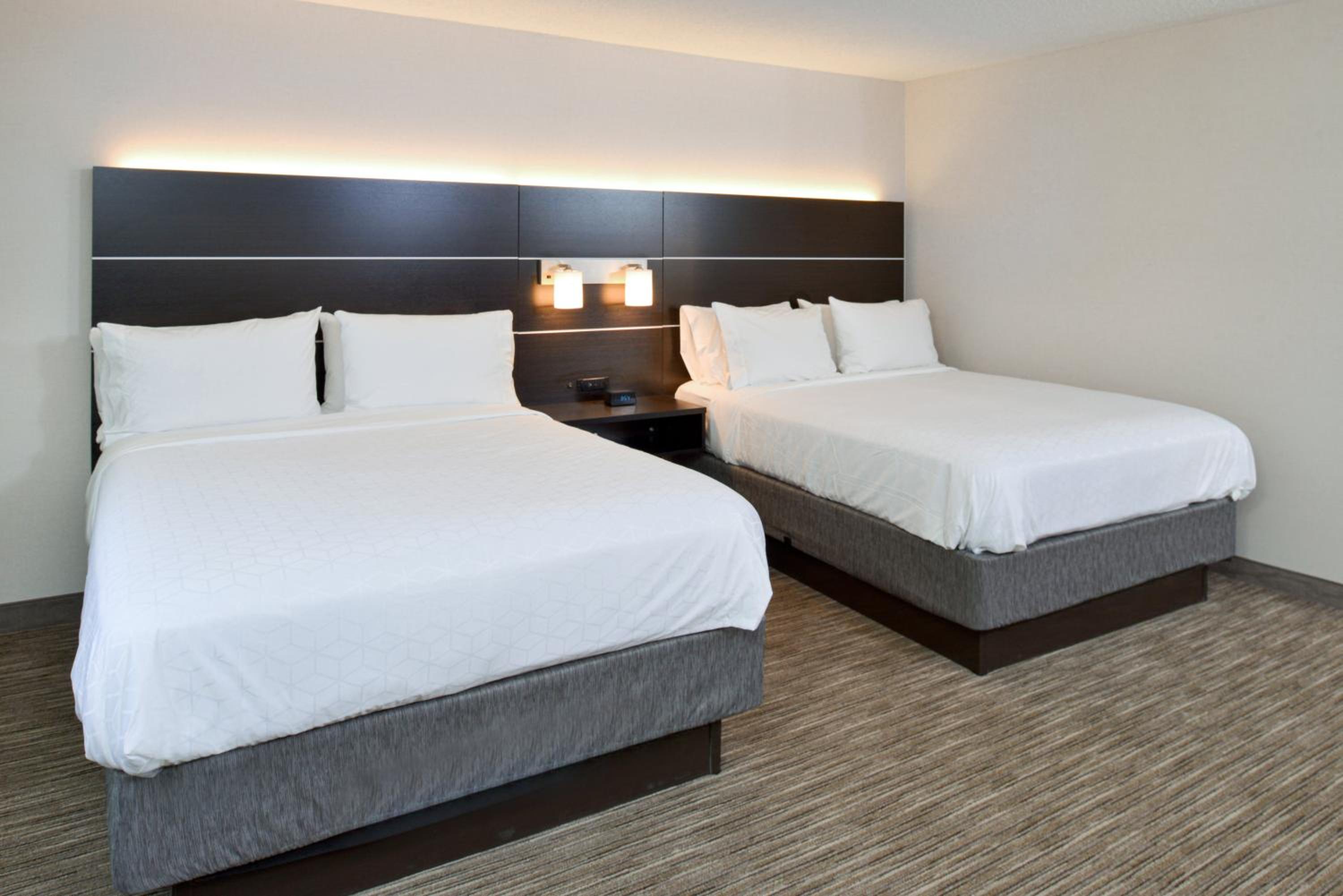 Standard Room with Two Queen Beds - Photo 2