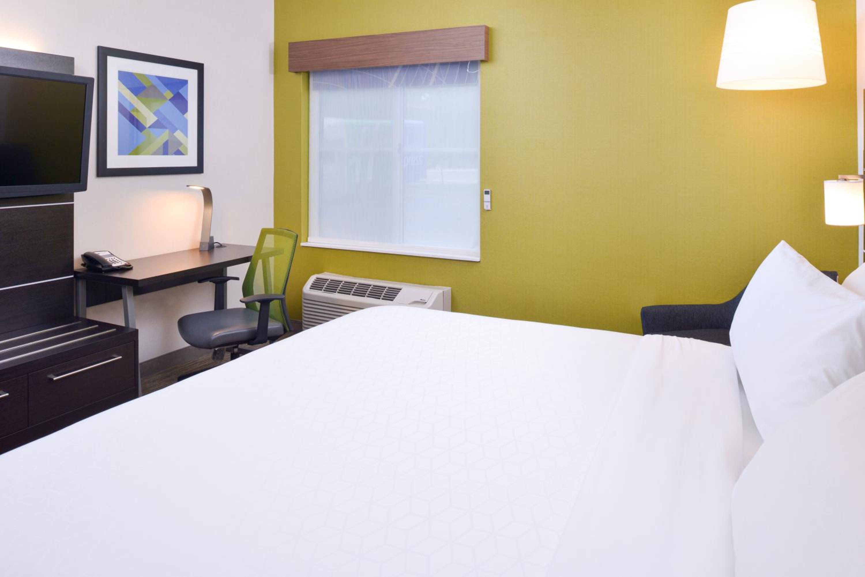 Standard King Room - Photo 11