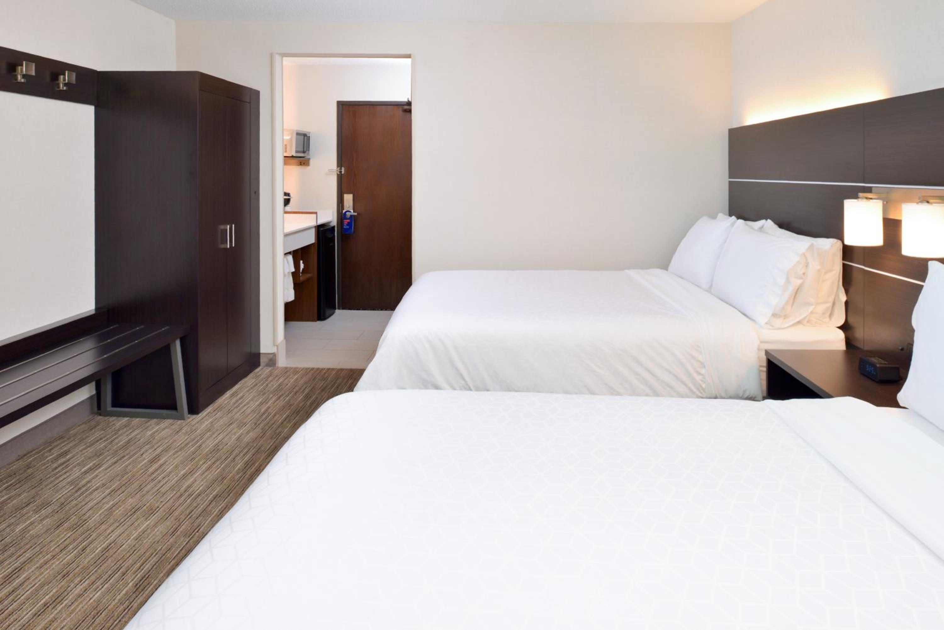 Standard Room with Two Queen Beds - Photo 1