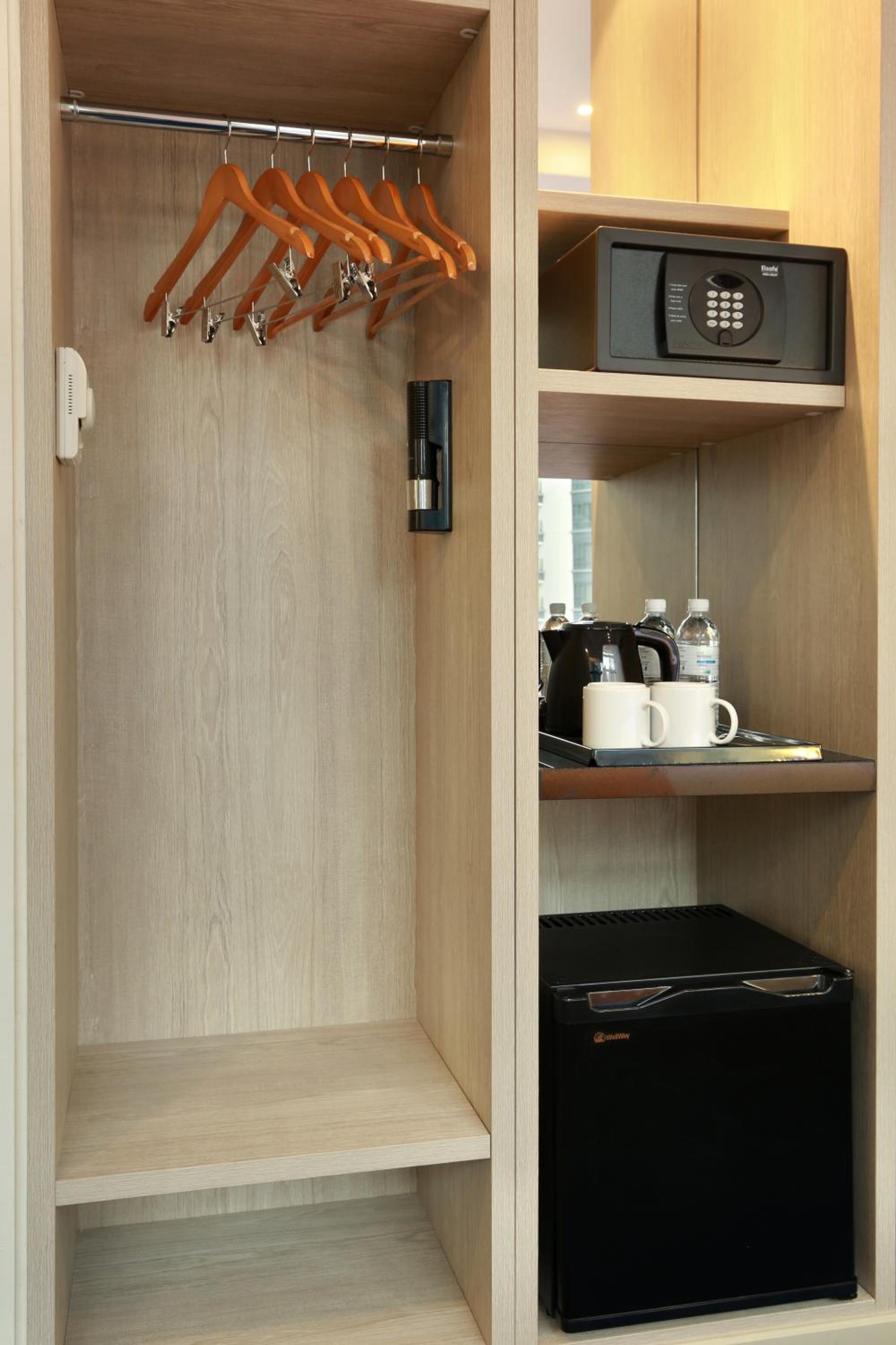 Standard Twin Room with Sofa Bed and Free Breakfast - Photo 6