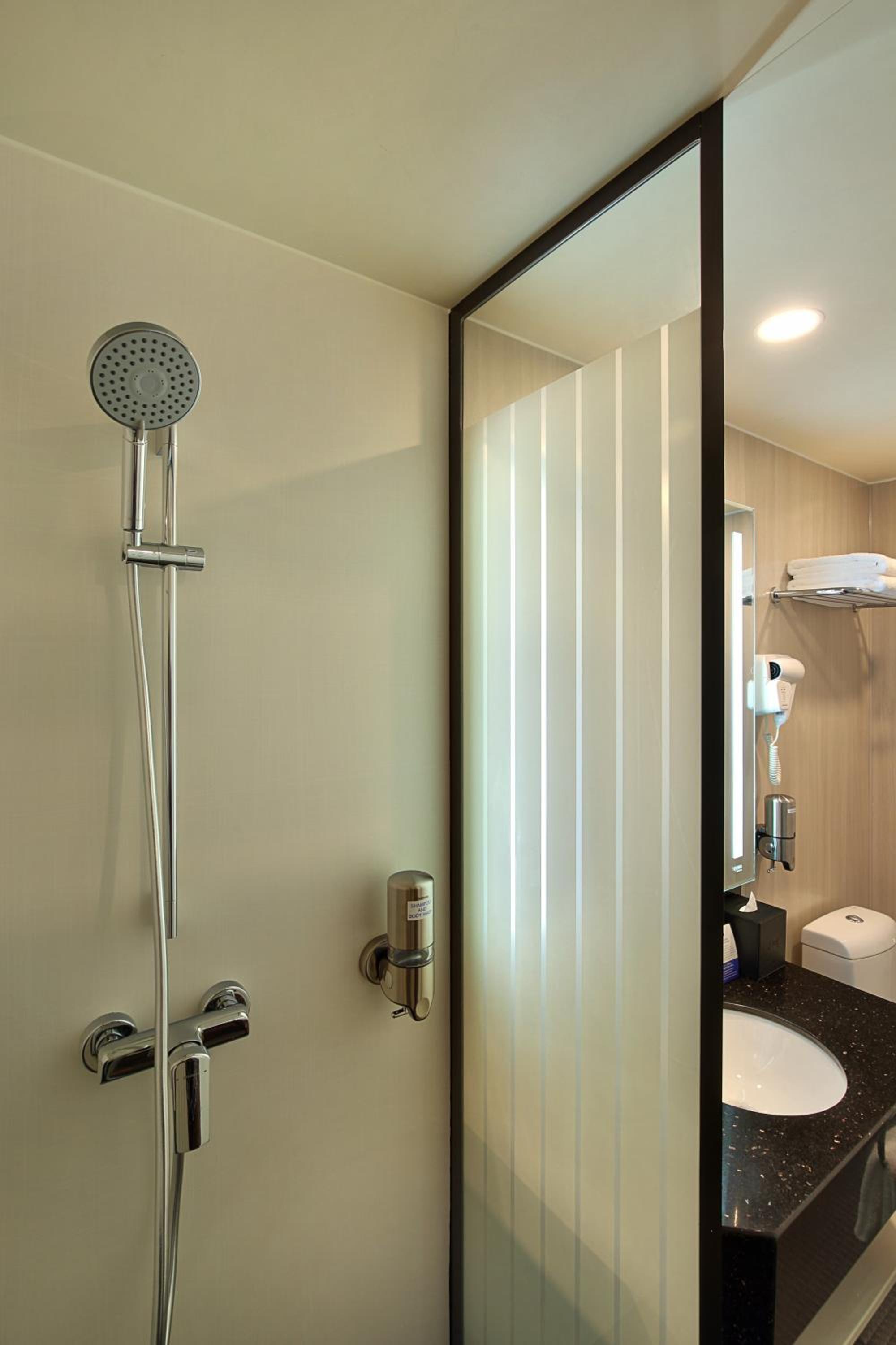 Standard Twin Room with Sofa Bed and Free Breakfast - Photo 9