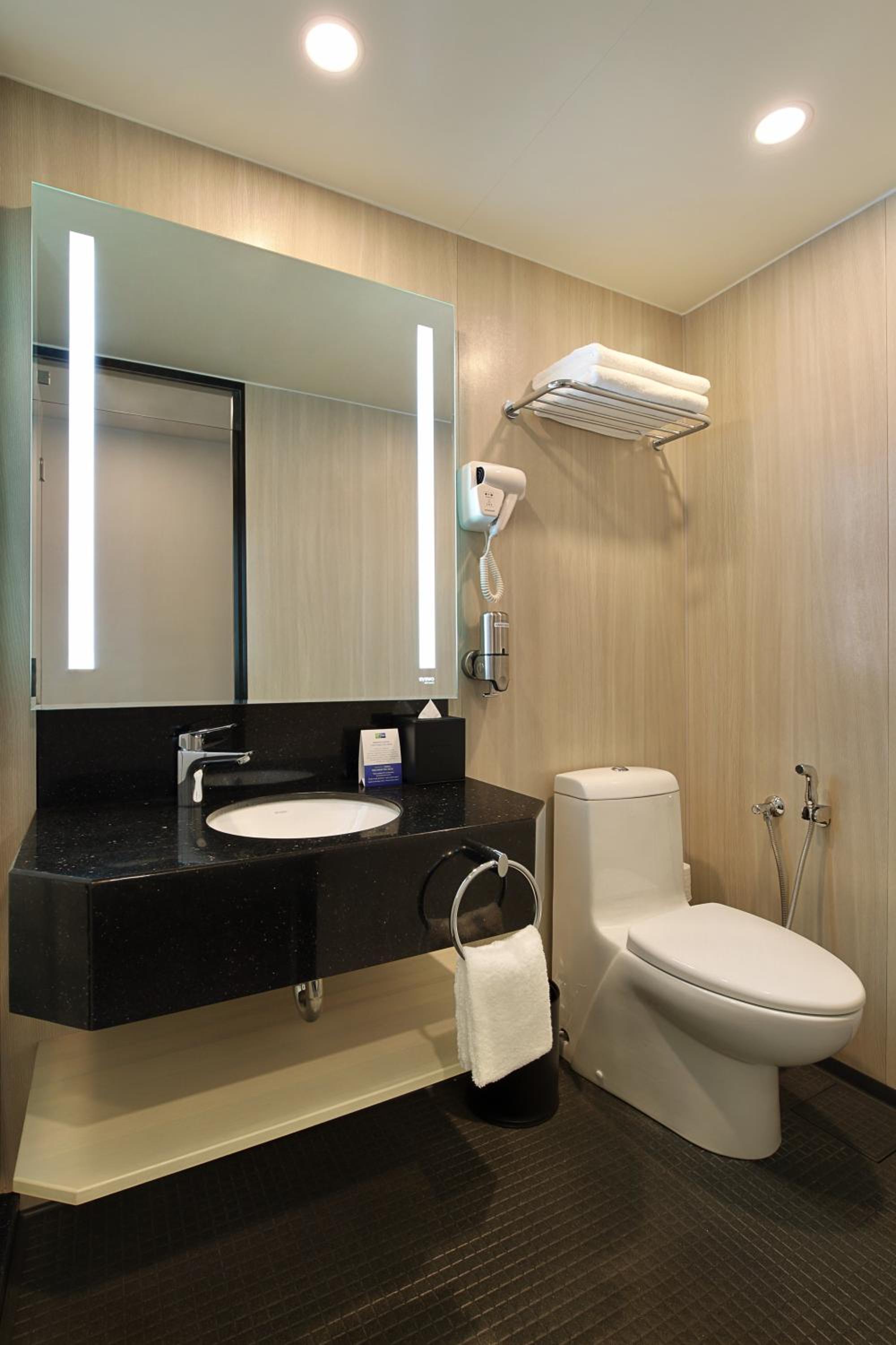 Standard Twin Room with Sofa Bed and Free Breakfast - Photo 10