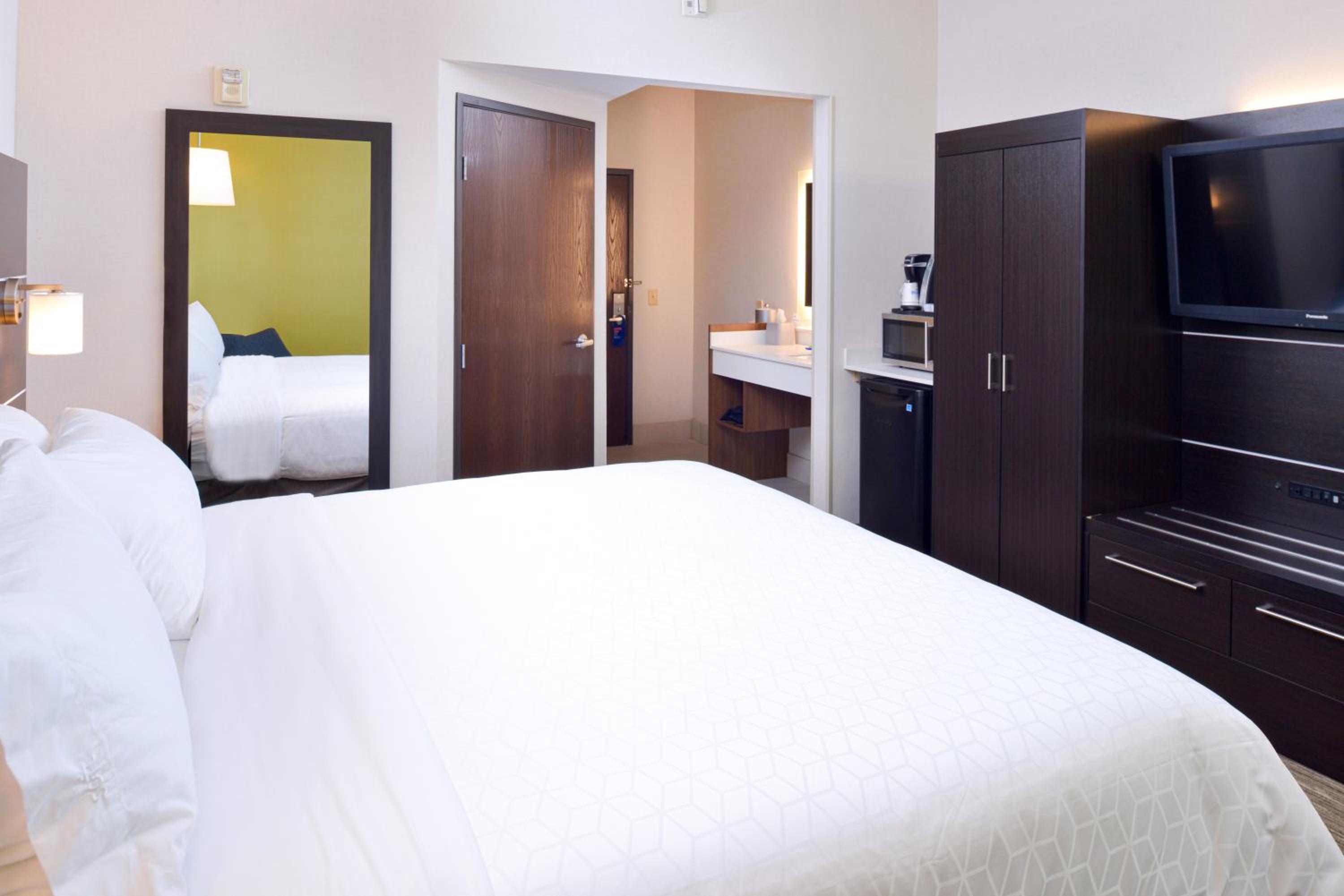 King Room with Accessible Tub - Mobility Access - Photo 4