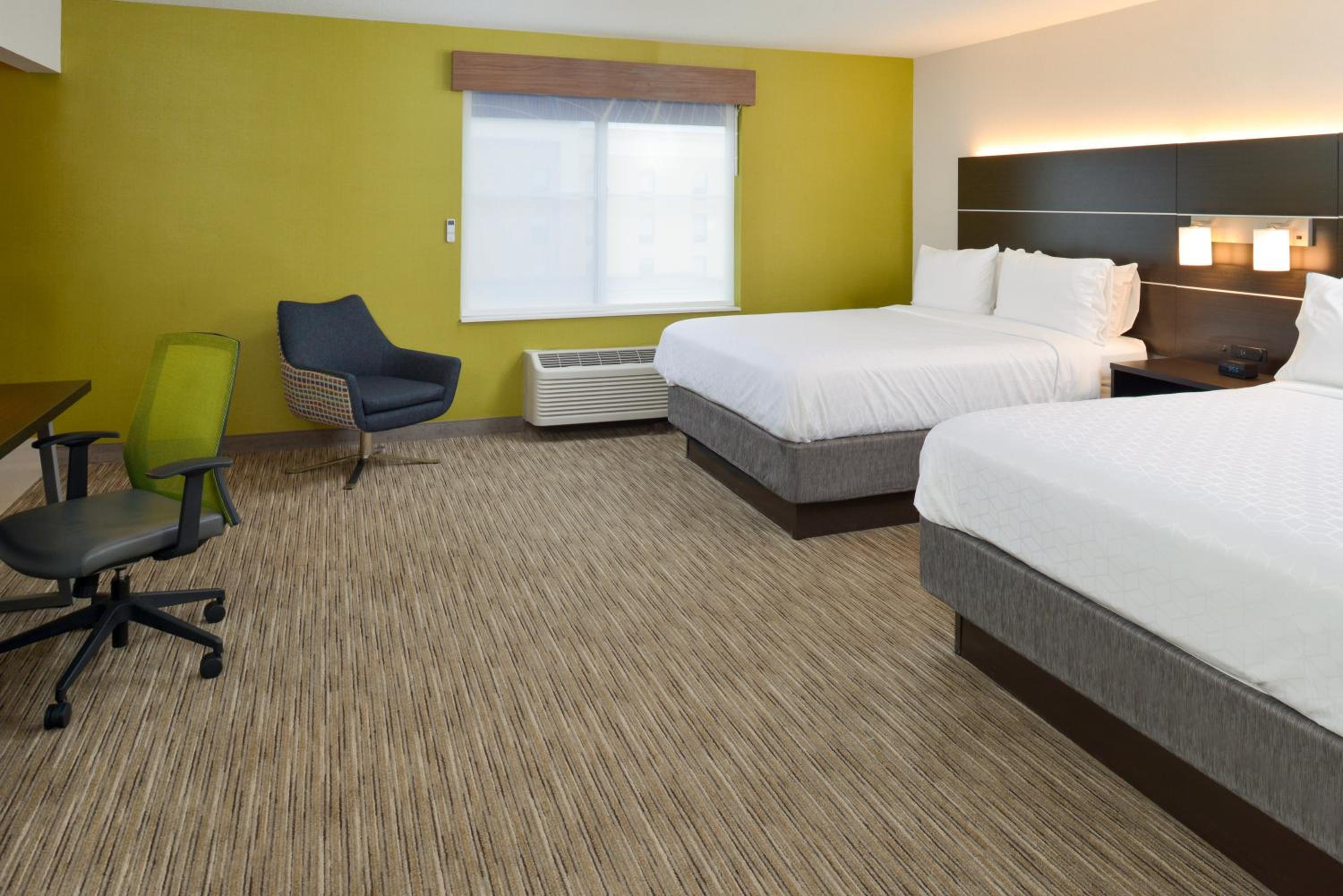 Queen Room with Two Queen Beds and Mobility Accessible Tub - Photo 6