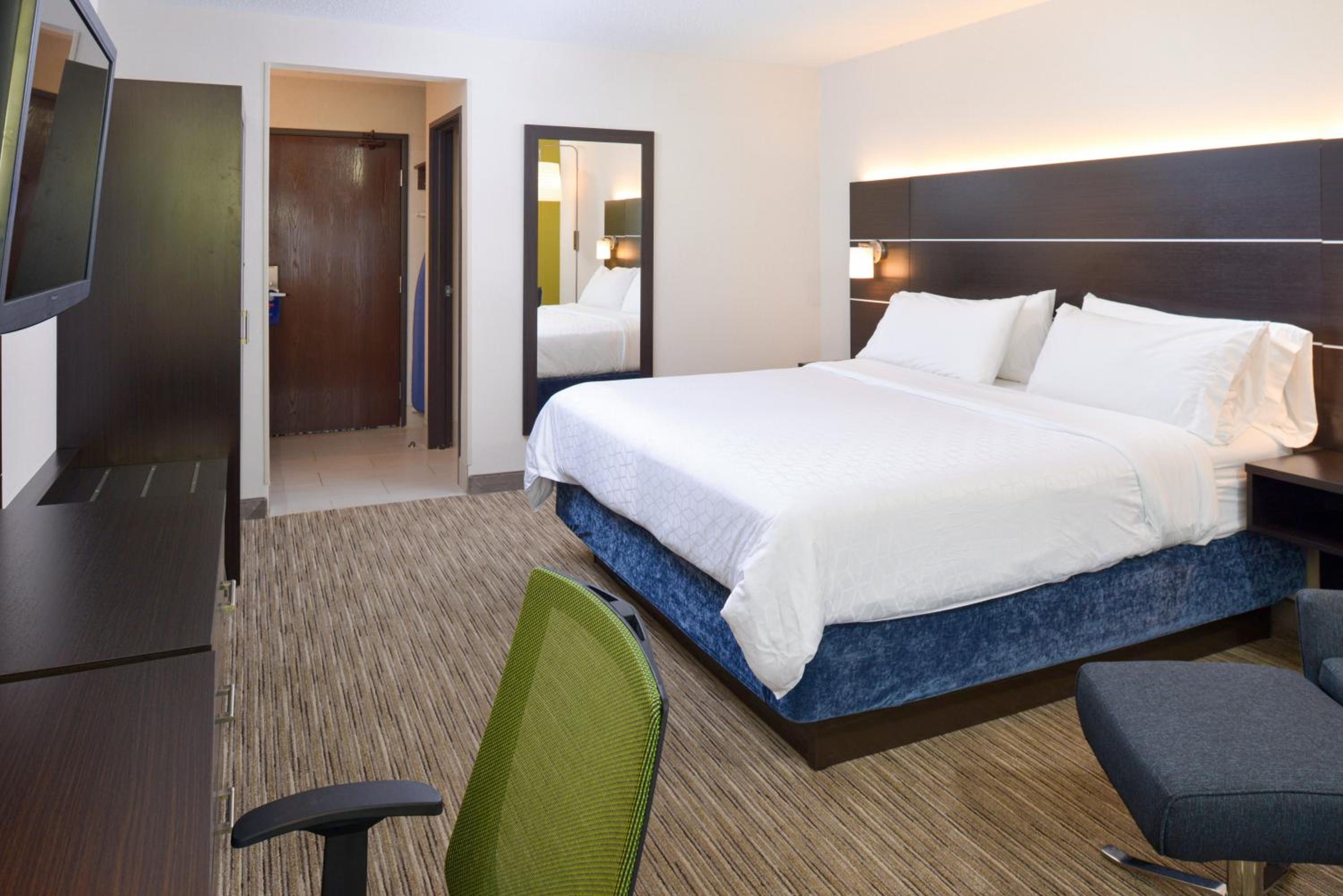 Standard King Room - Photo 5
