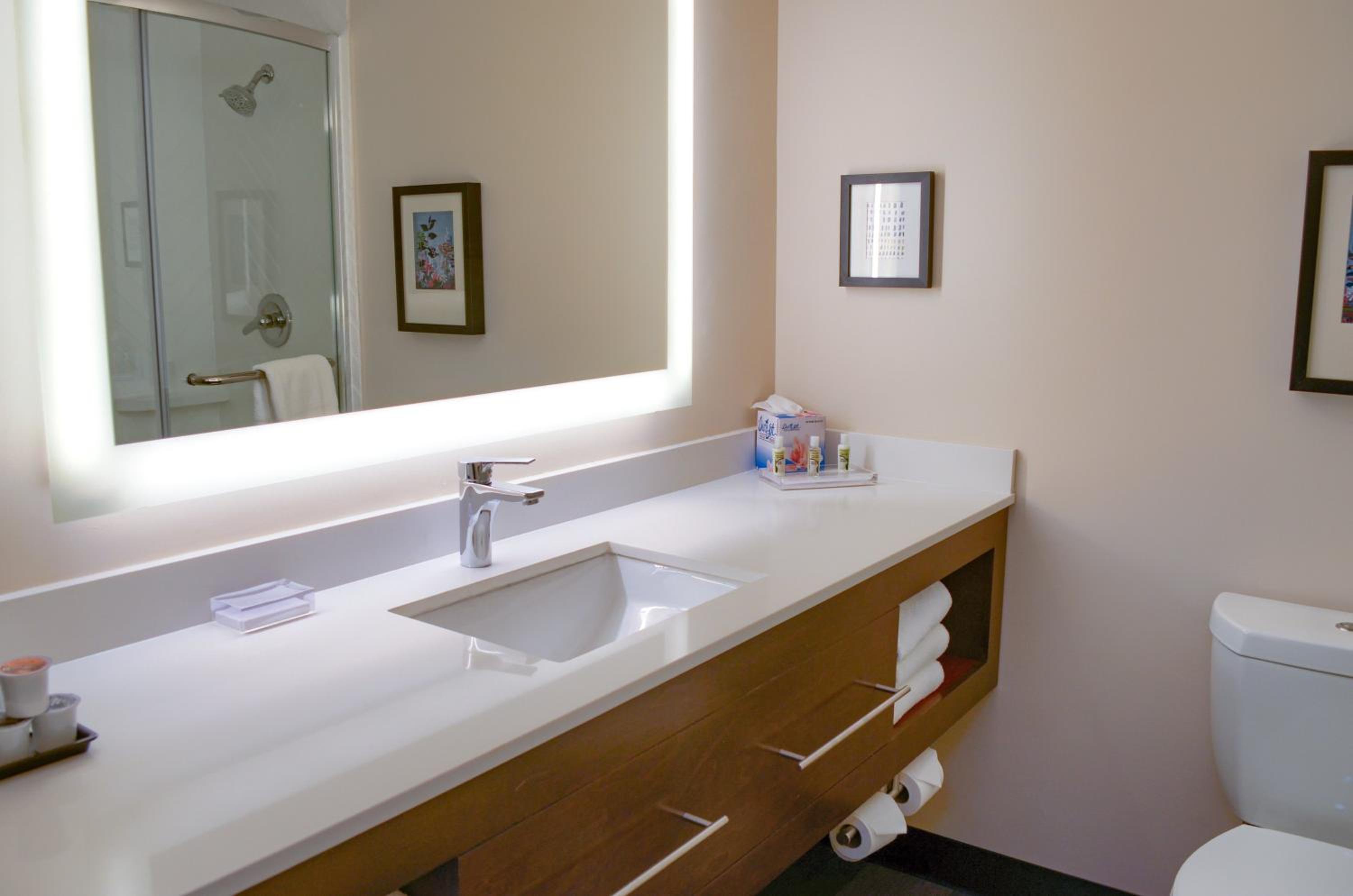 Standard King Room - Photo 5