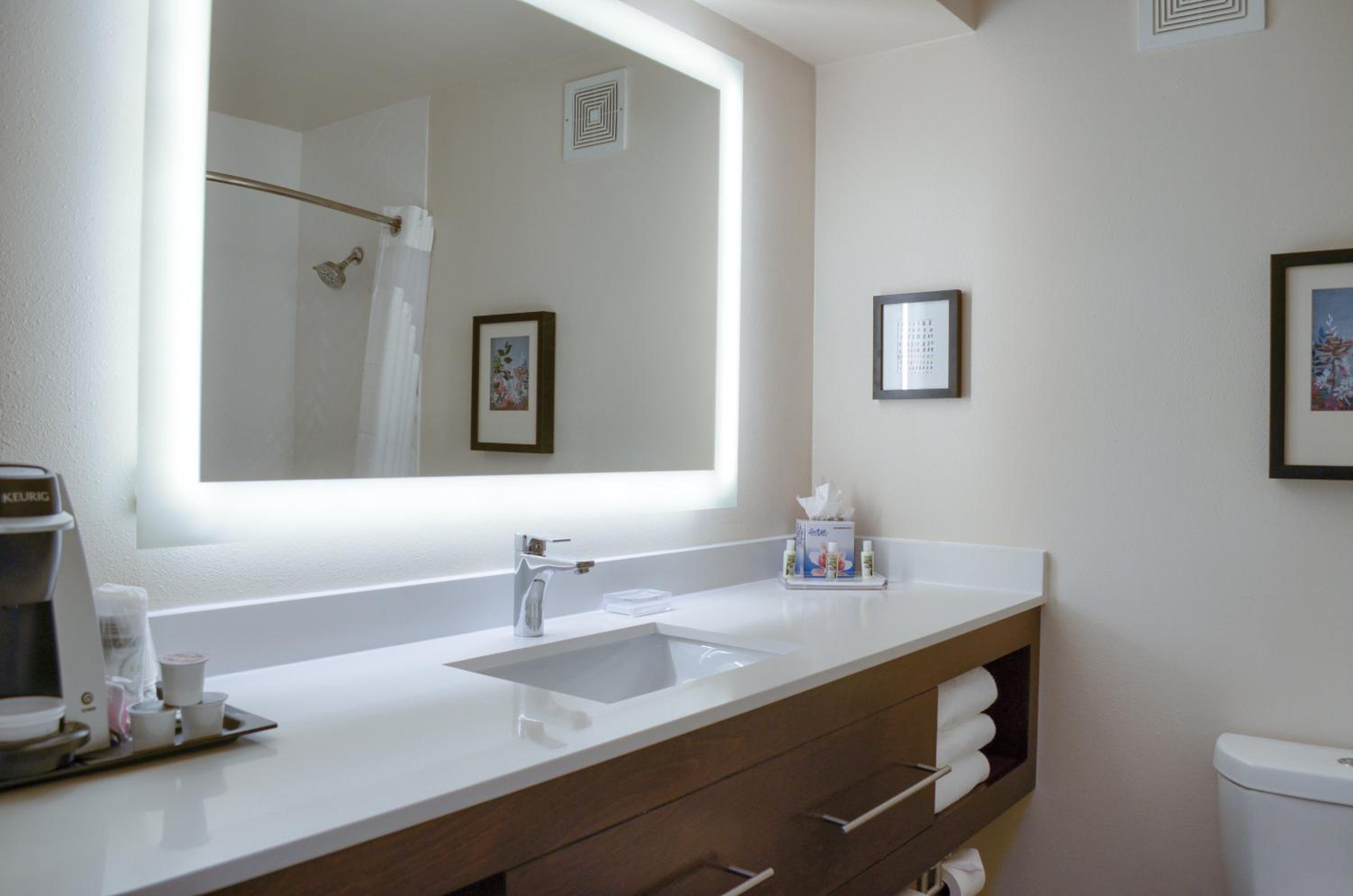Standard King Room with Accessible Tub - Mobility Access - Photo 1