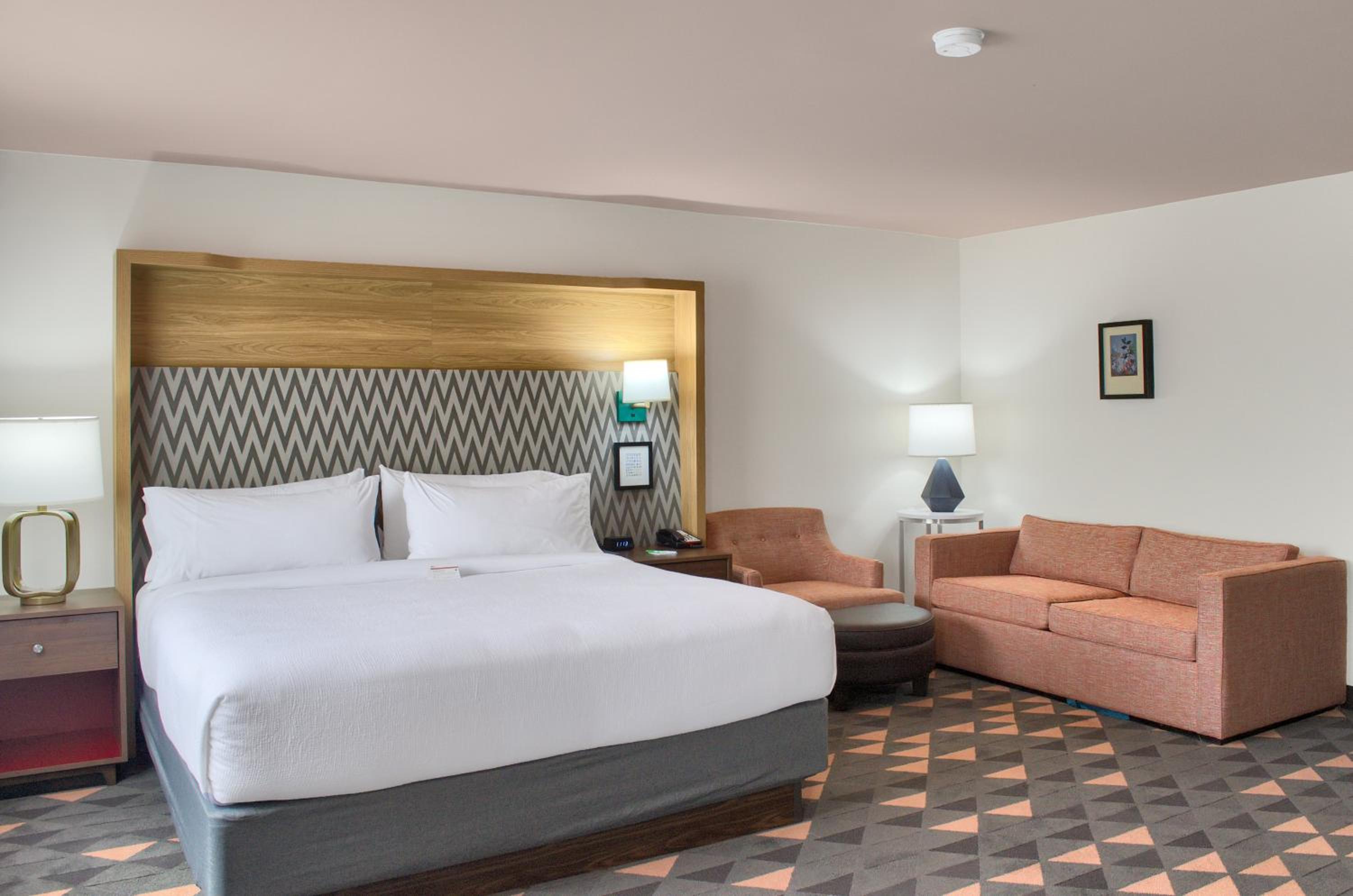 Standard King Room - Photo 11
