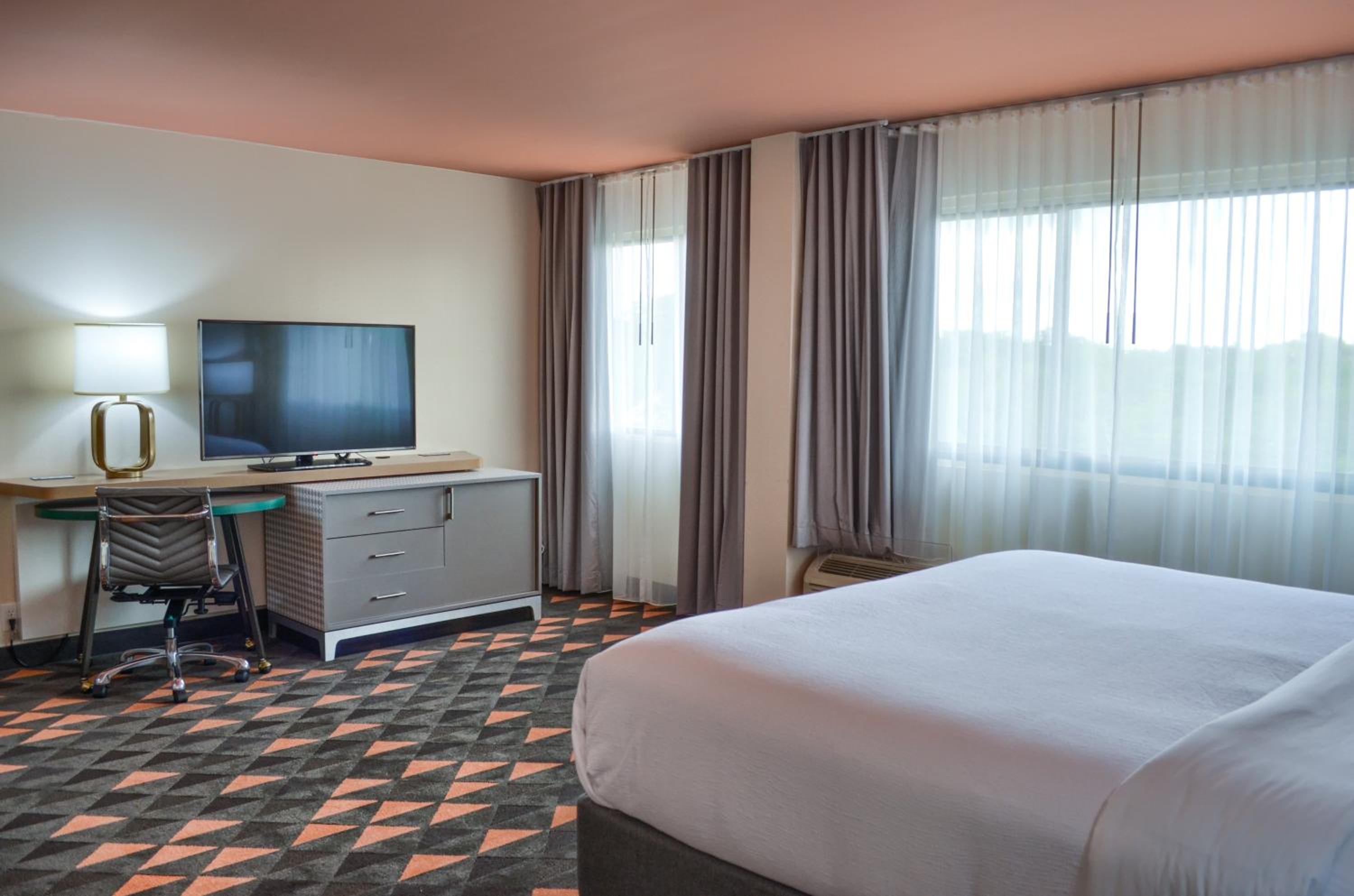 Standard King Room - Photo 8