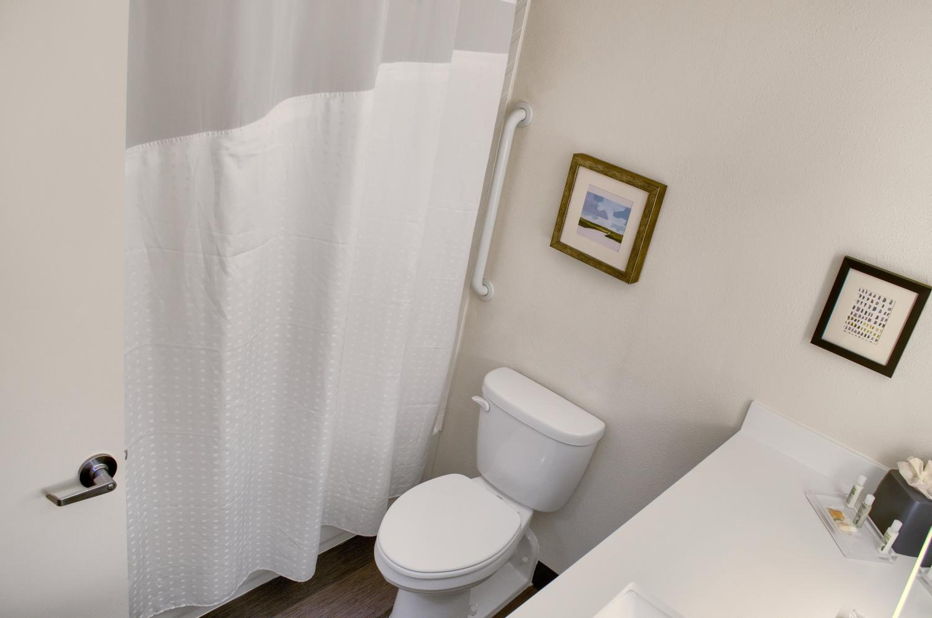 Standard Queen Room with Two Queen Beds - Photo 4