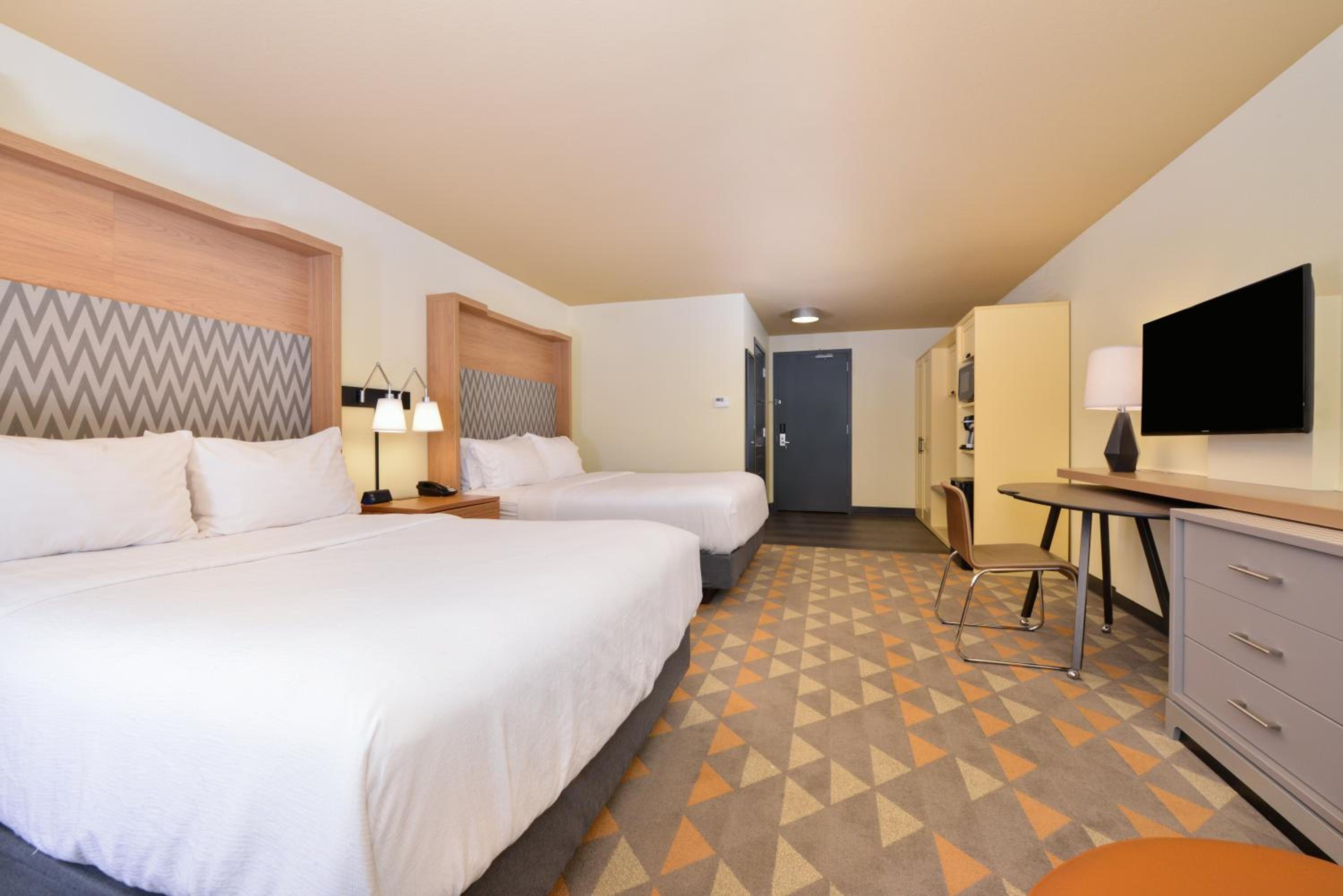 Standard Room with Two Queen Beds - Photo 3