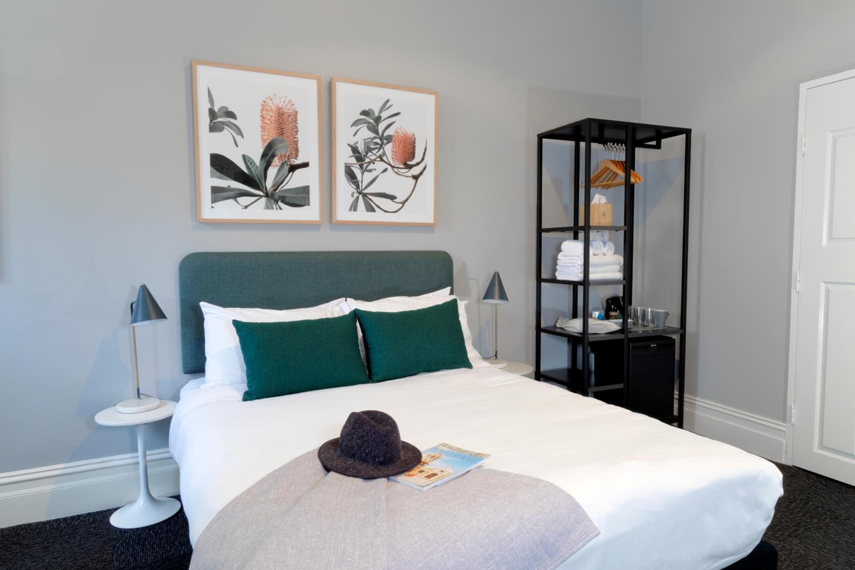 Queen Room with Private Bathroom thumbnail 5