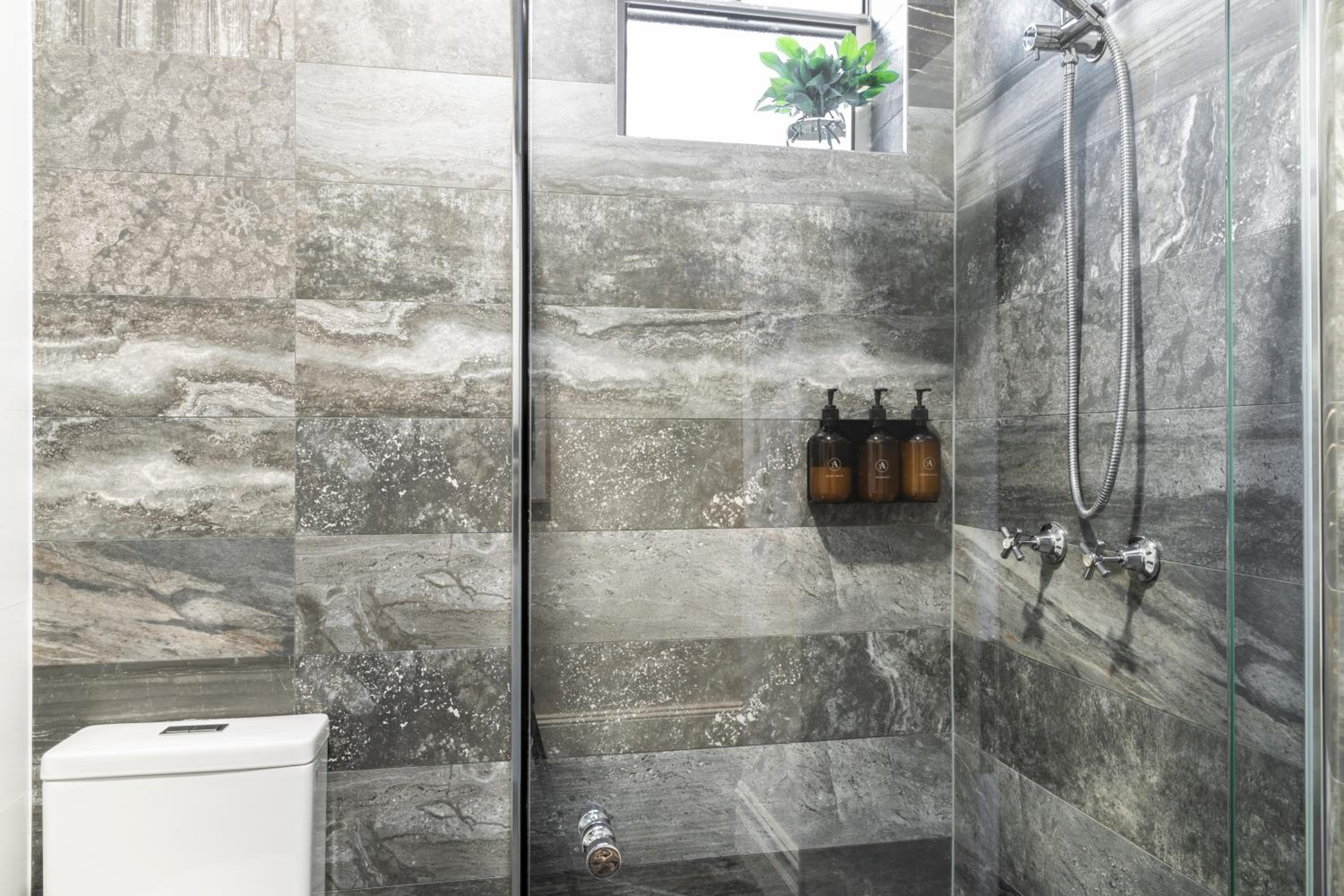 Double Room with Shared Bathroom thumbnail 6
