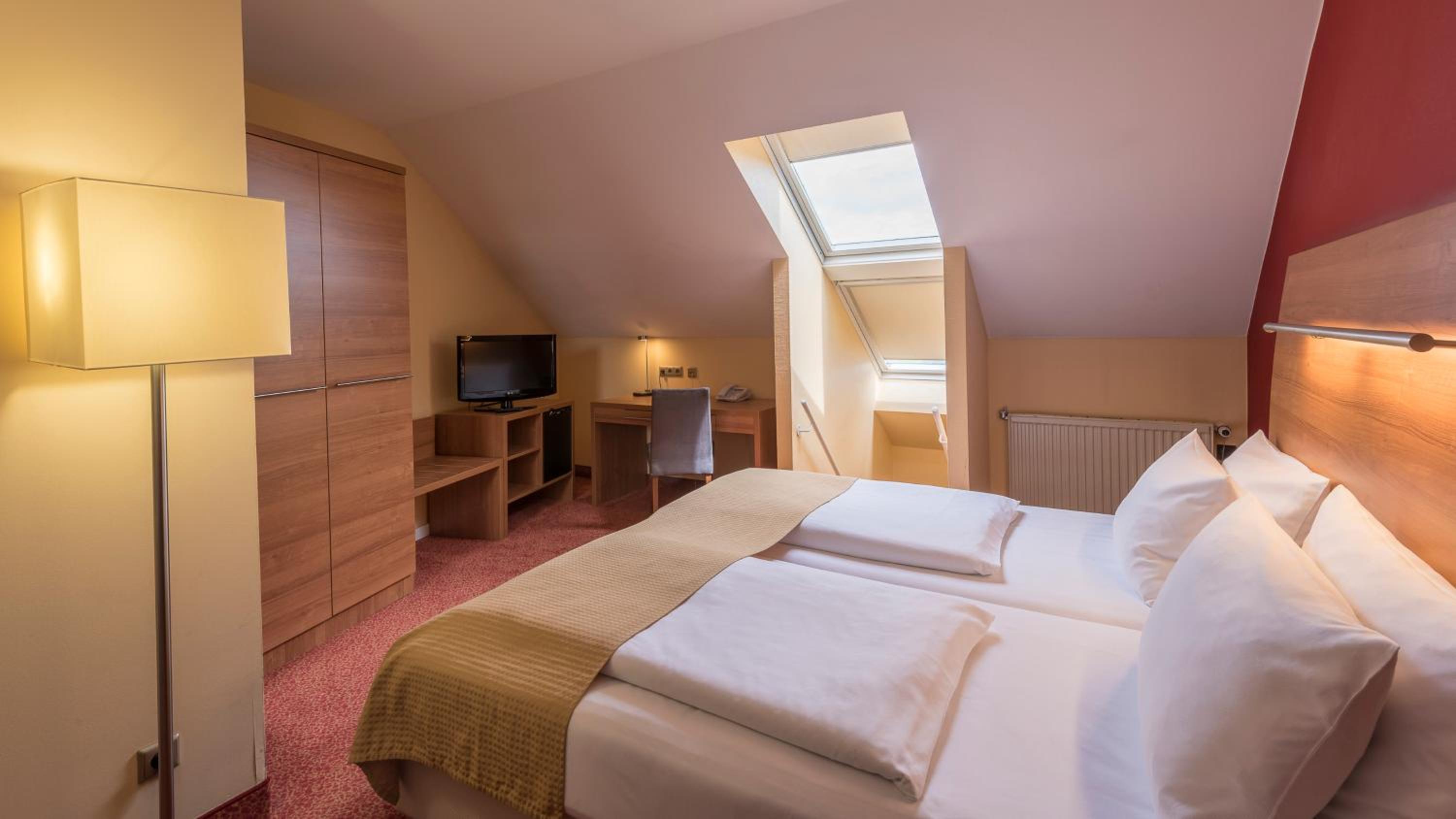 King Room with Sofa Bed - Photo 2