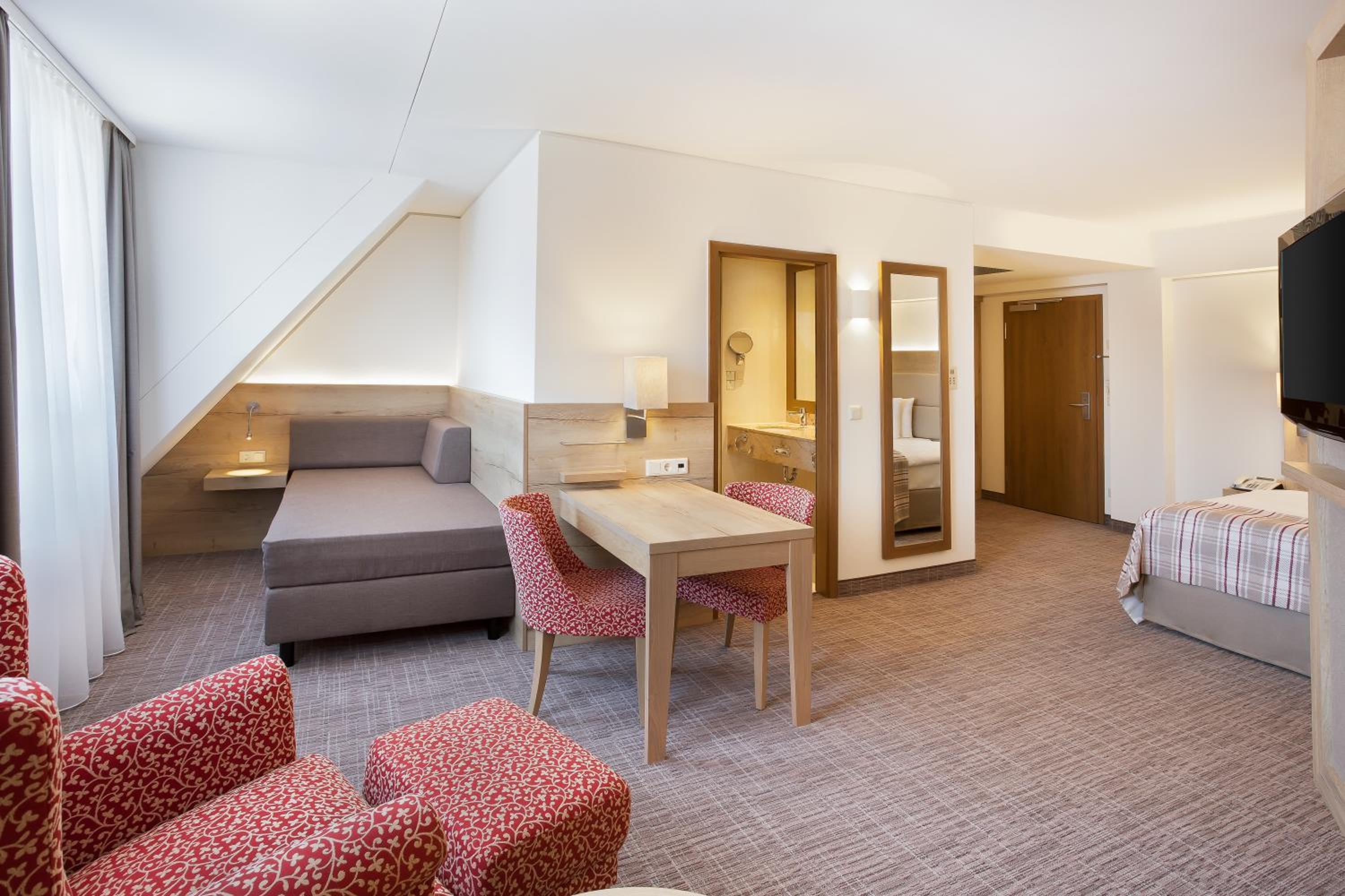 Premium King Room - Photo 7