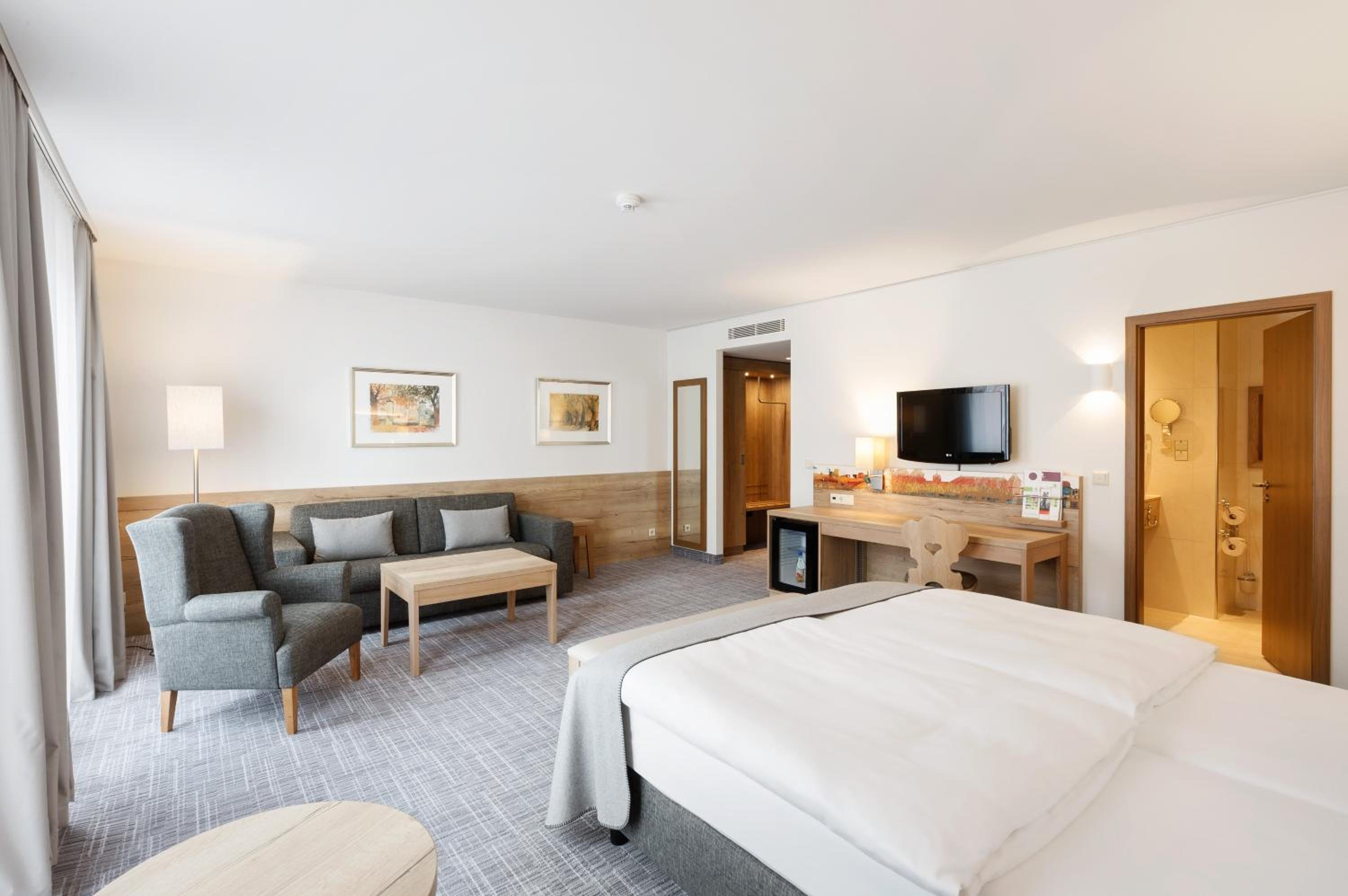 Superior King Room - Photo 8