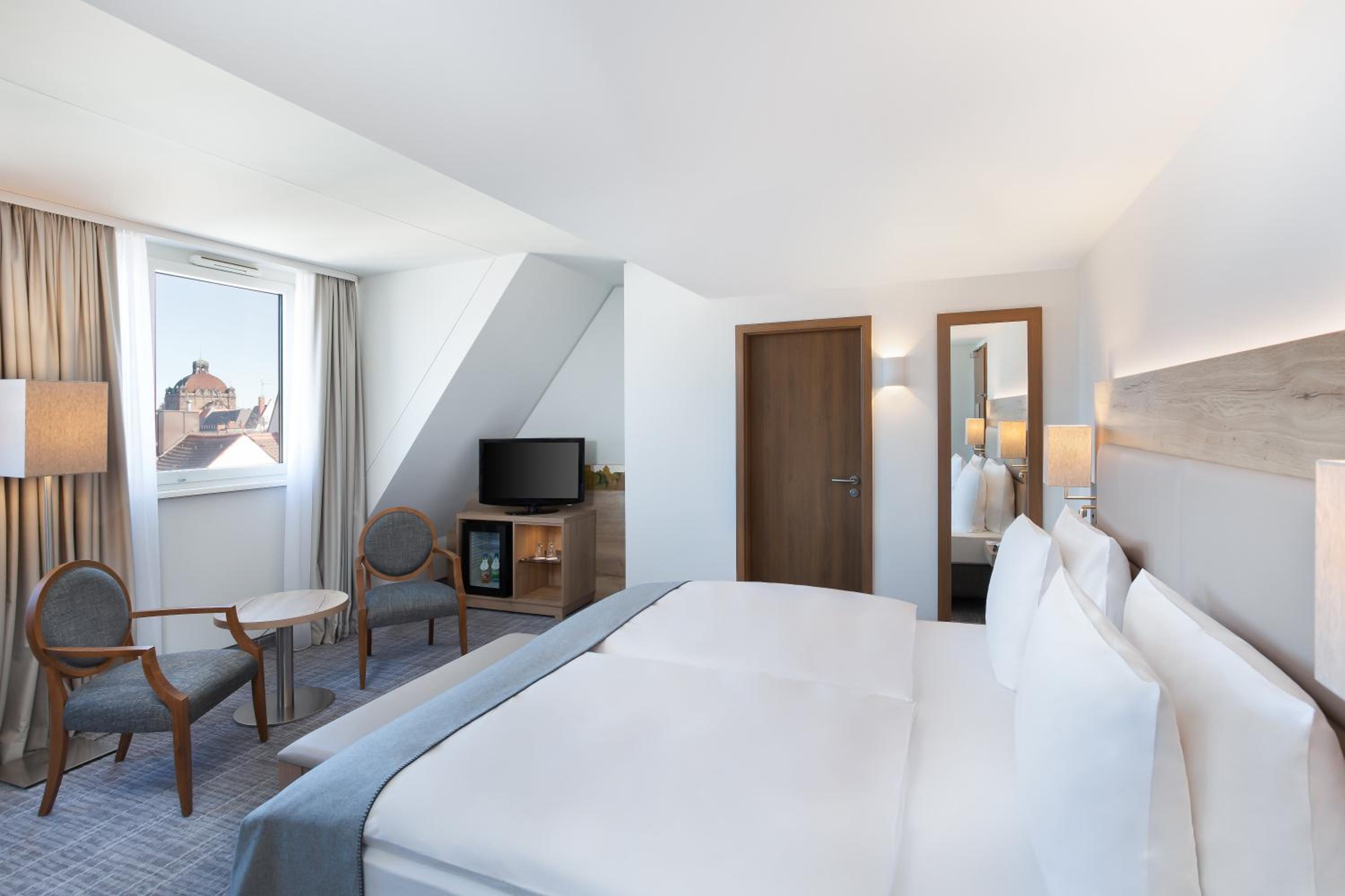 Superior King Room - Photo 7