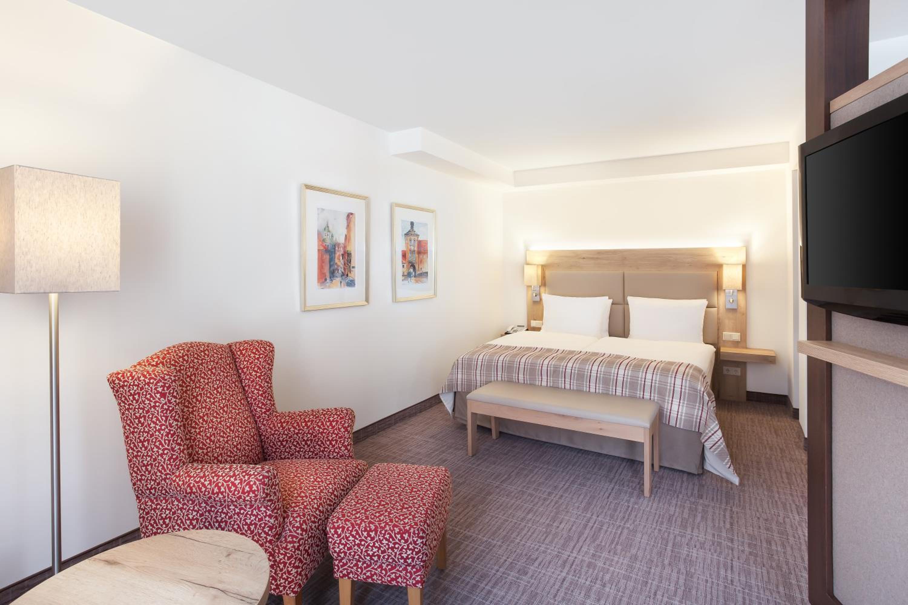 Premium King Room - Photo 10