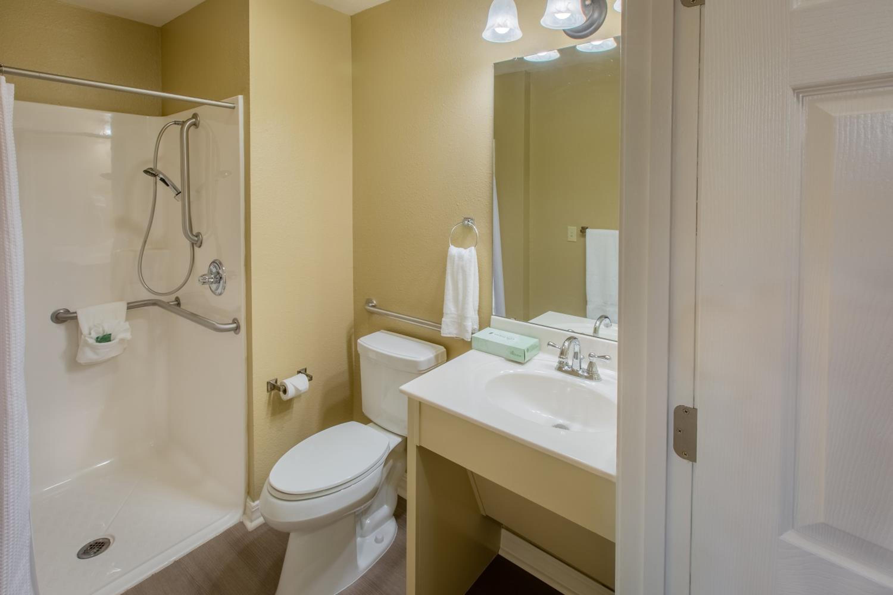 Two Bedroom With Hearing Accessible Roll In Shower photo 3