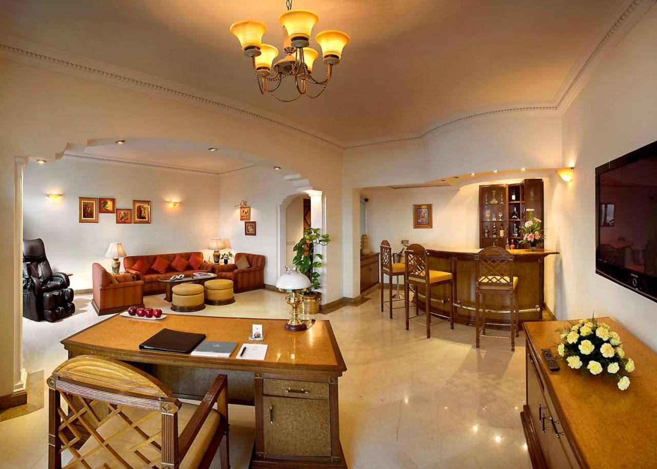 Luxury Suite with complimentary breakfast, 15% Discount on F&B ,3 pints of beer at Atrium Bar, Two way Airport Transfer - Photo 1